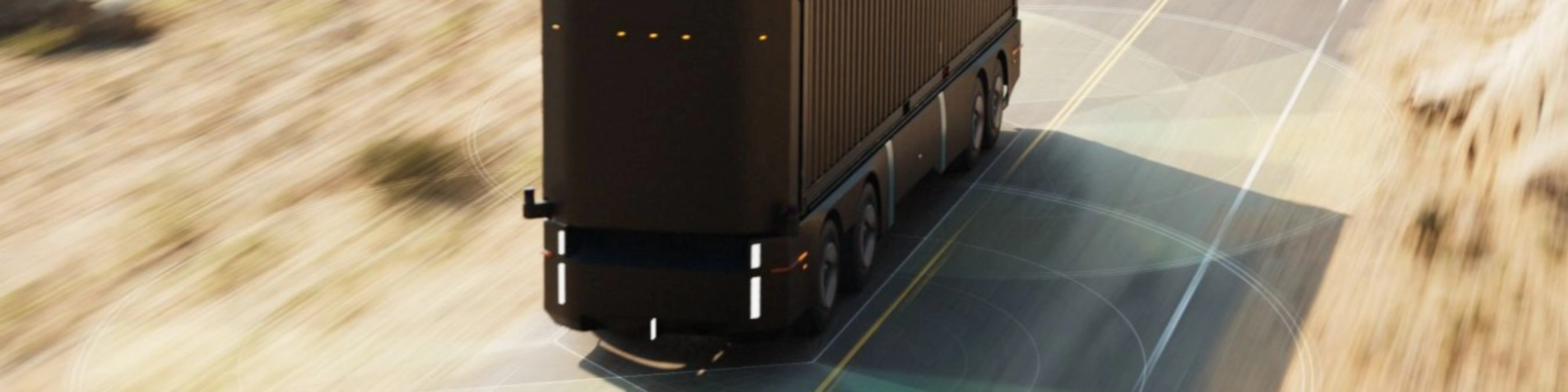 Autonomer Elektro-Lkw fährt auf einer Landstraße.