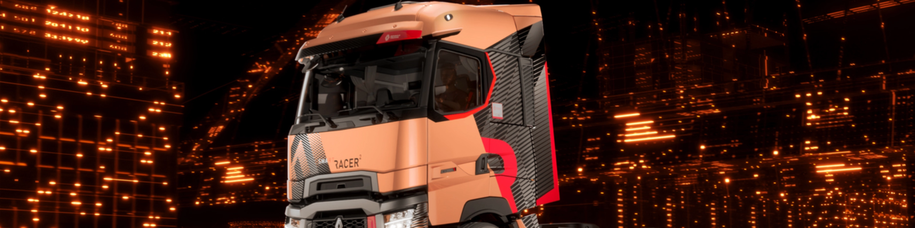 Renault Trucks T High Sattelzugmaschine fährt nachts durch eine Stadt.