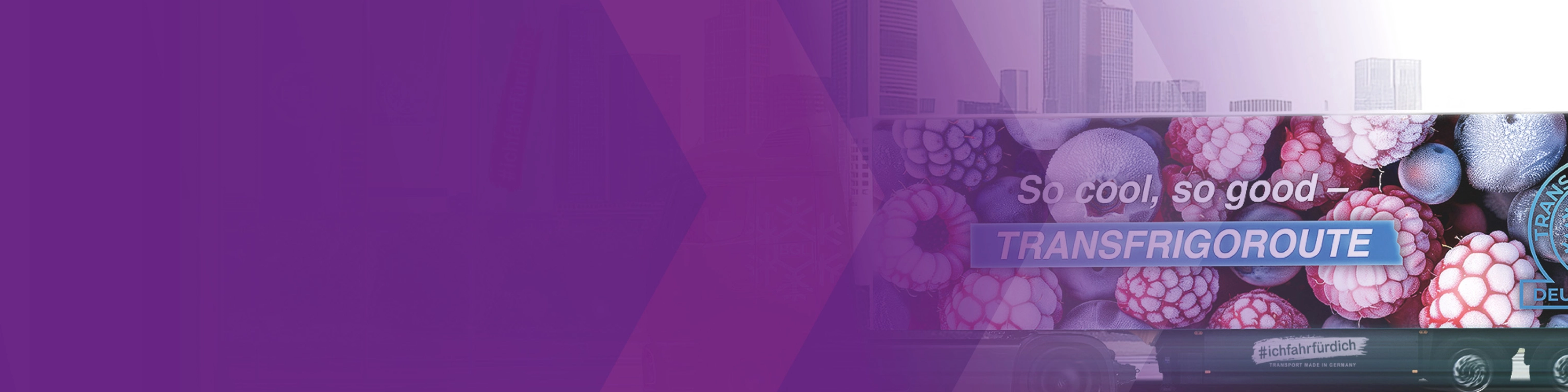 Kühl-Lkw mit Anzeige von Tiefkühlkost vor moderner Stadtsilhouette.