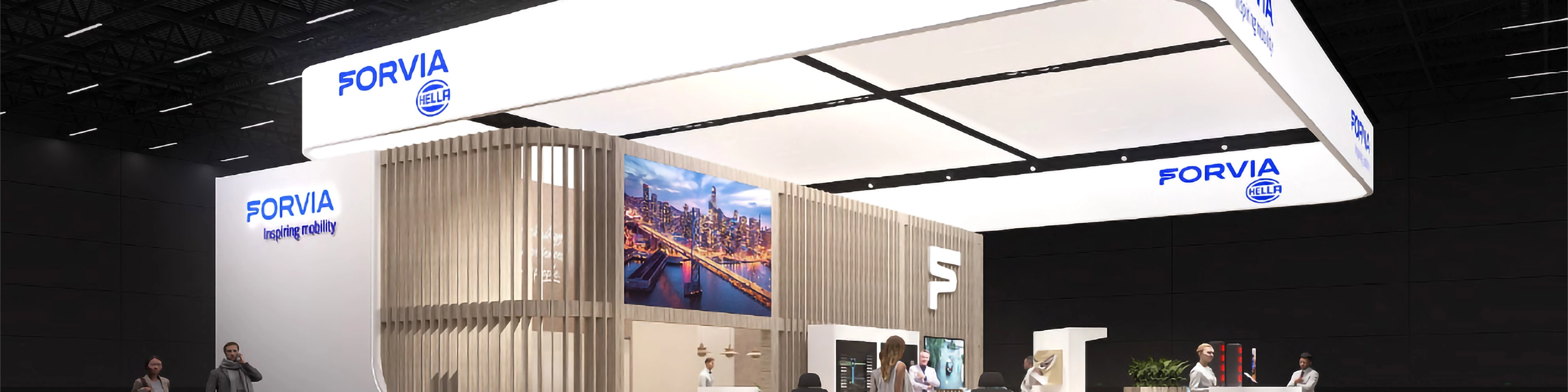 FORVIA-Messestand mit Ausstellungsflächen und Besprechungsbereichen.