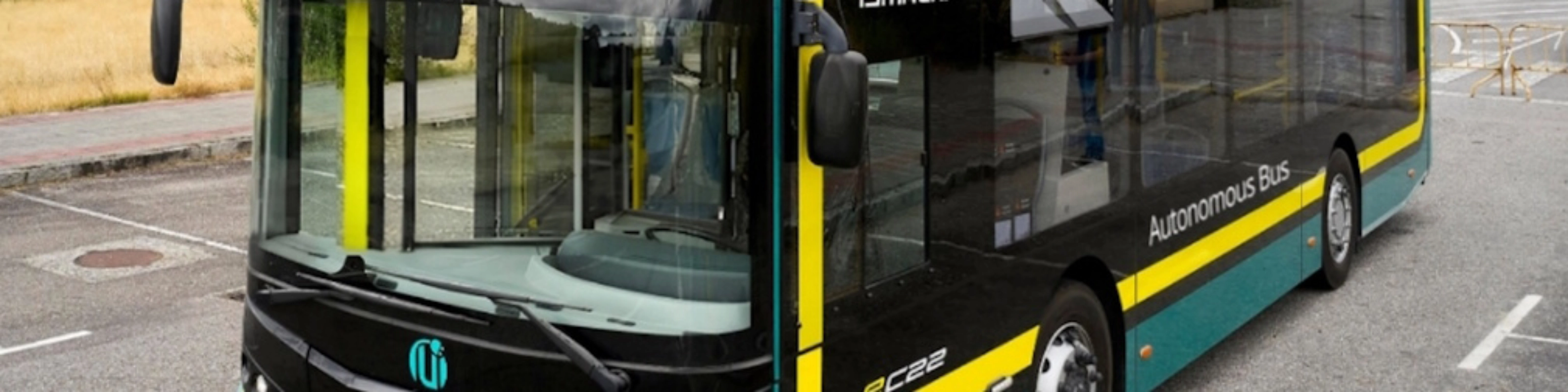 Autonomer Elektrobus von Imagry steht auf einem Parkplatz.