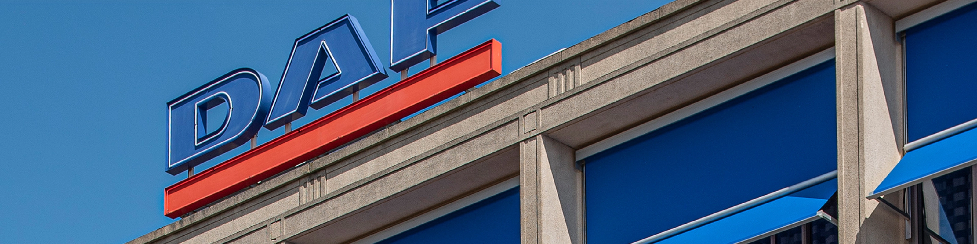 DAF-Logo auf dem Dach eines modernen Bürogebäudes.