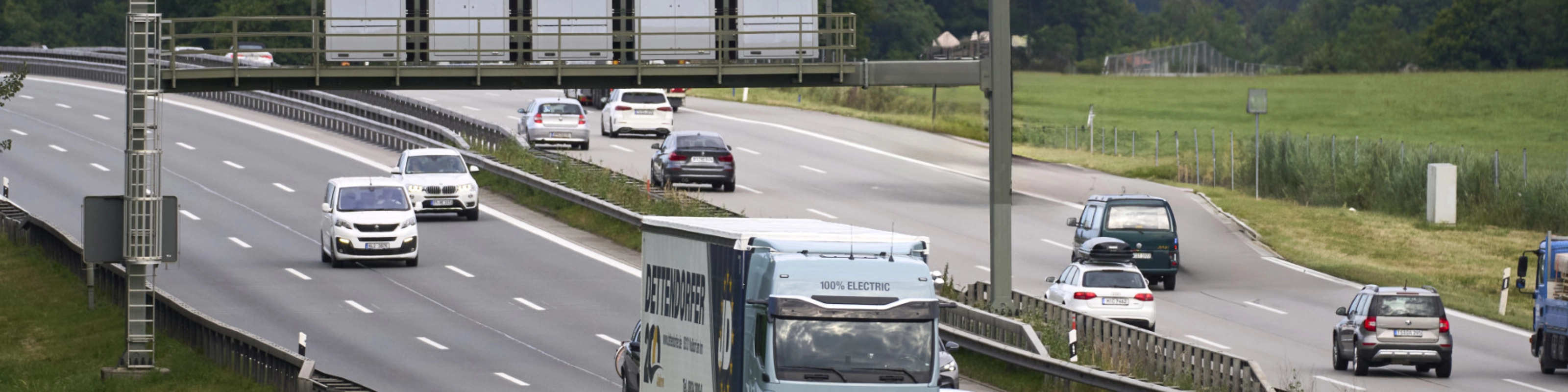 MAN Elektro-Lkw fährt auf Autobahn unter Oberleitungsanlage.