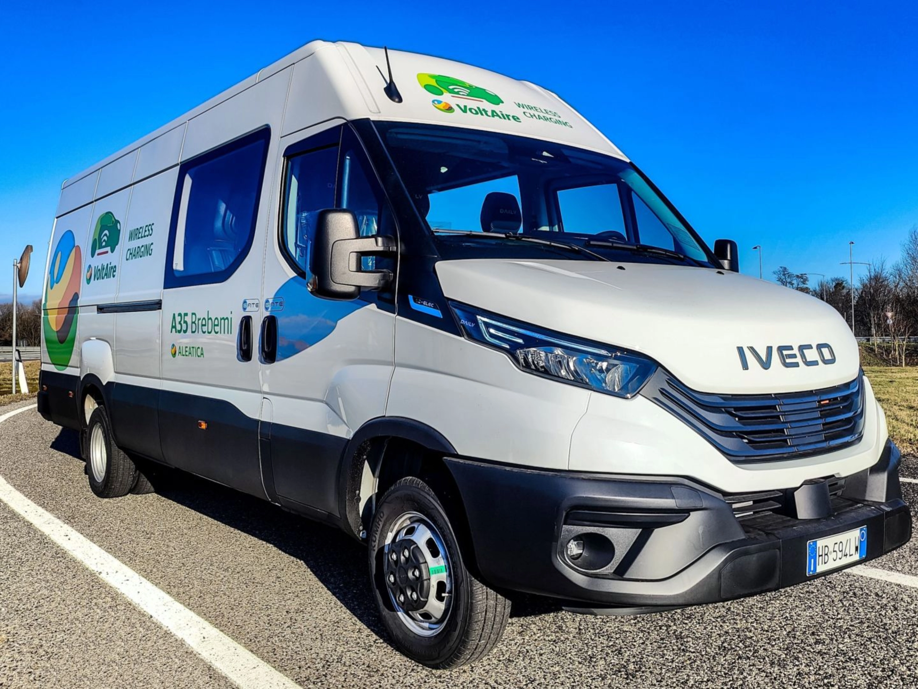 Iveco-Transporter mit Microvast-Branding auf Landstraße.