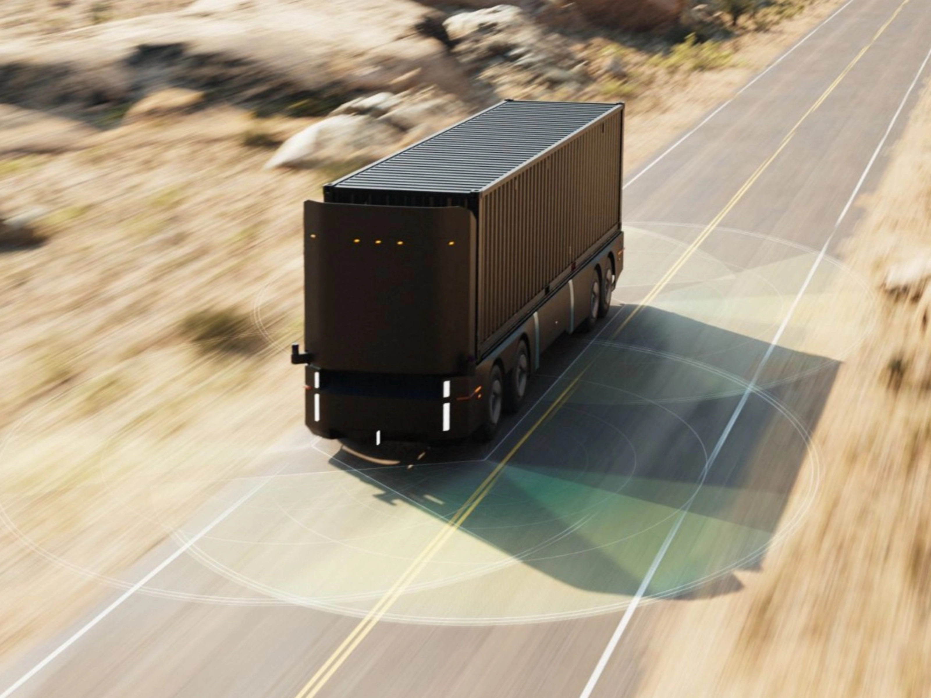 Autonomer Elektro-Lkw fährt auf einer Landstraße.