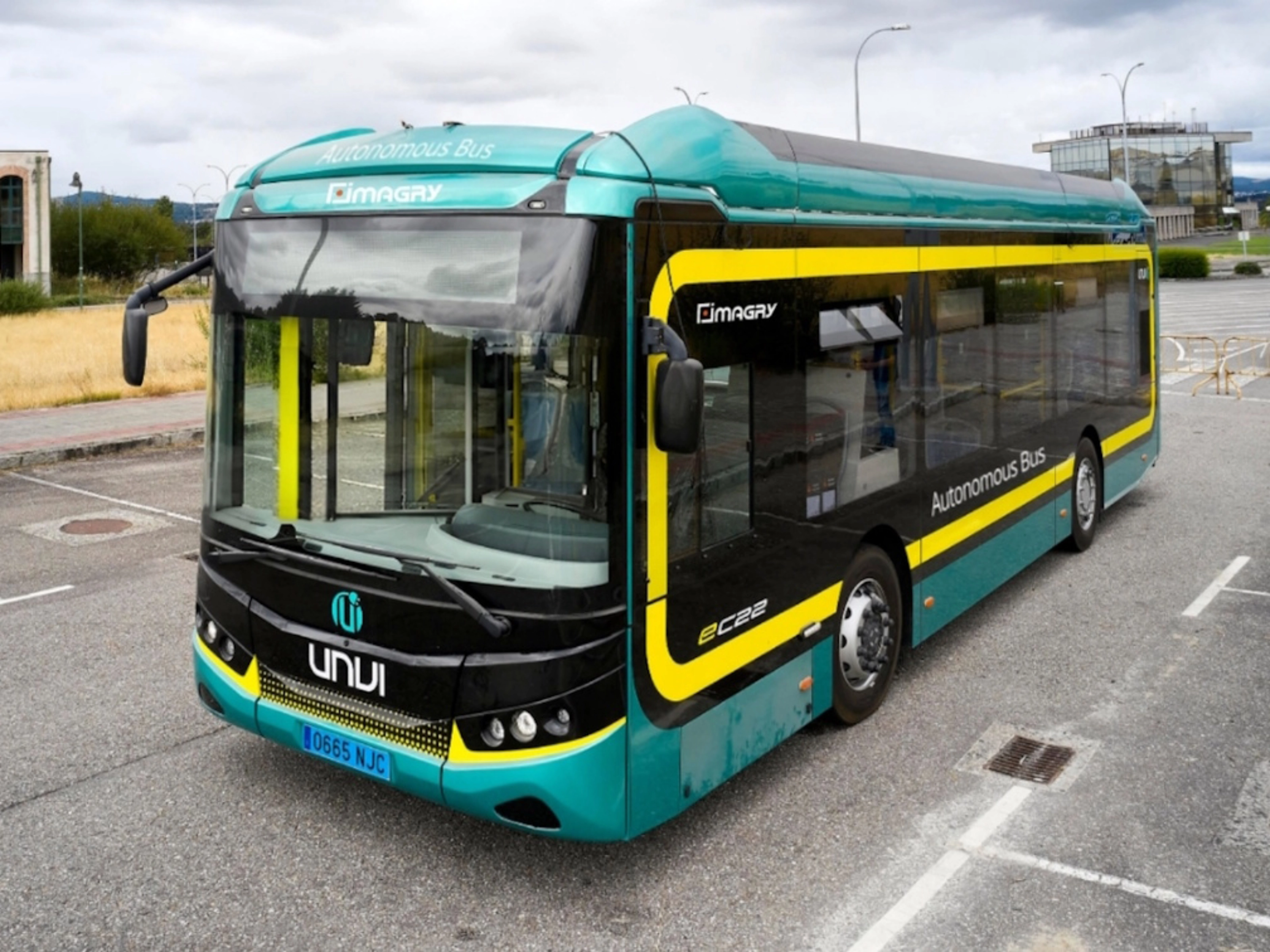 Autonomer Elektrobus von Imagry steht auf einem Parkplatz.