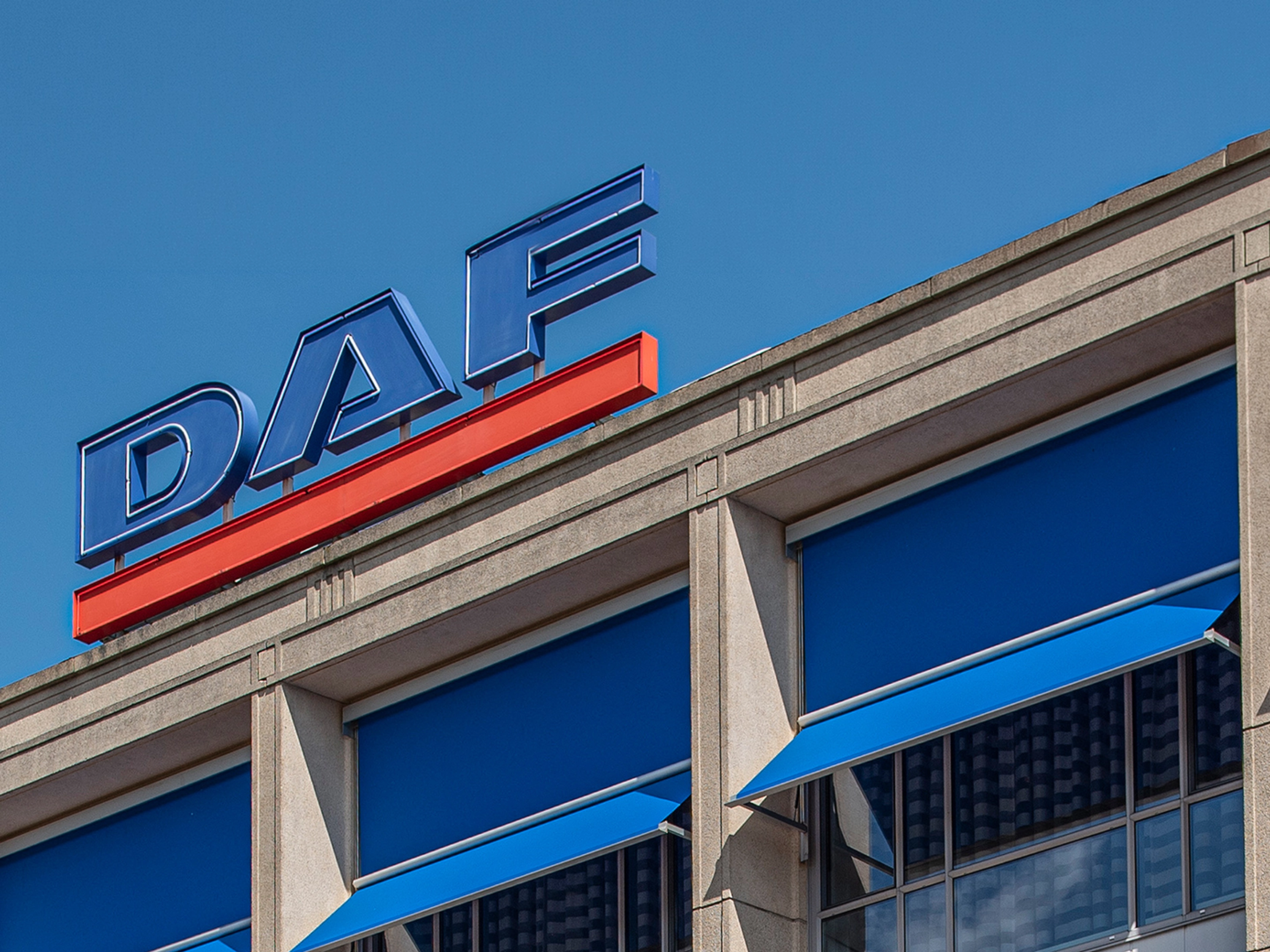 DAF-Logo auf dem Dach eines modernen Bürogebäudes.