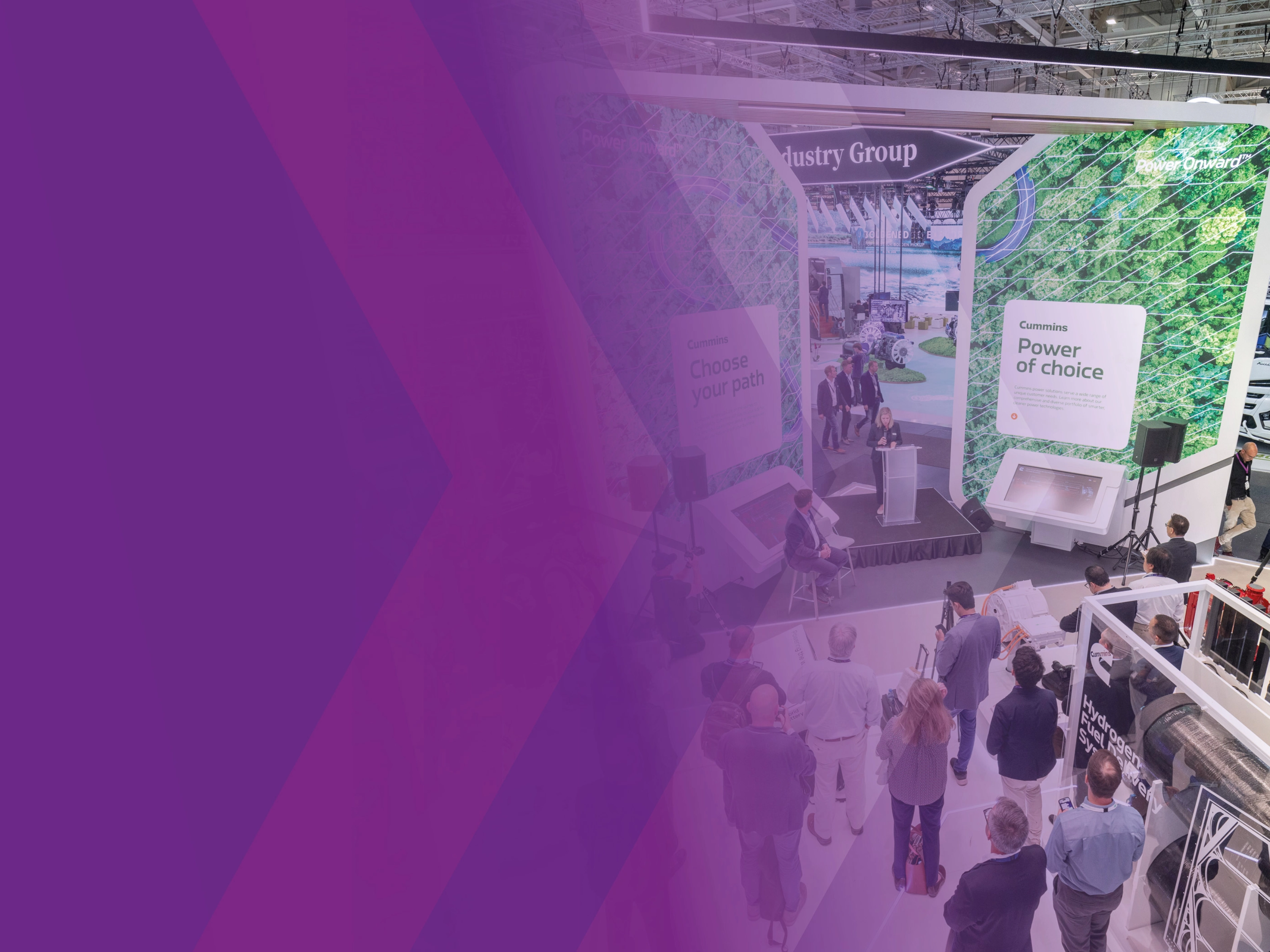 Menschenmenge verfolgt einen Vortrag am Cummins-Stand auf einer Messe mit Lkw-Ausstellung.