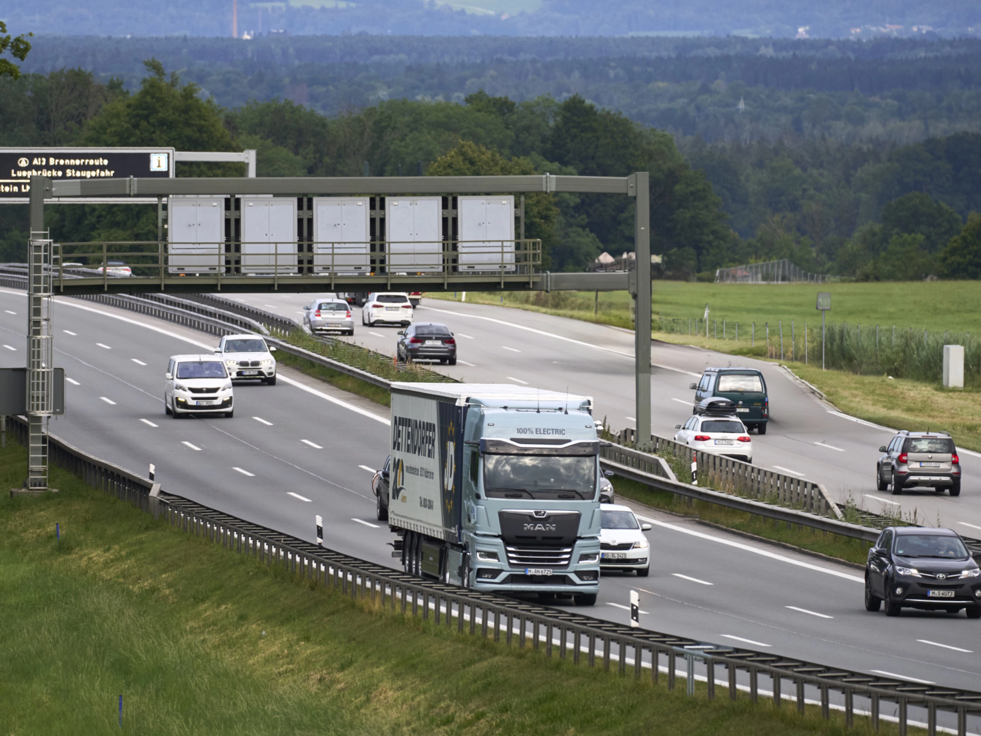 MAN Elektro-Lkw fährt auf Autobahn unter Oberleitungsanlage.