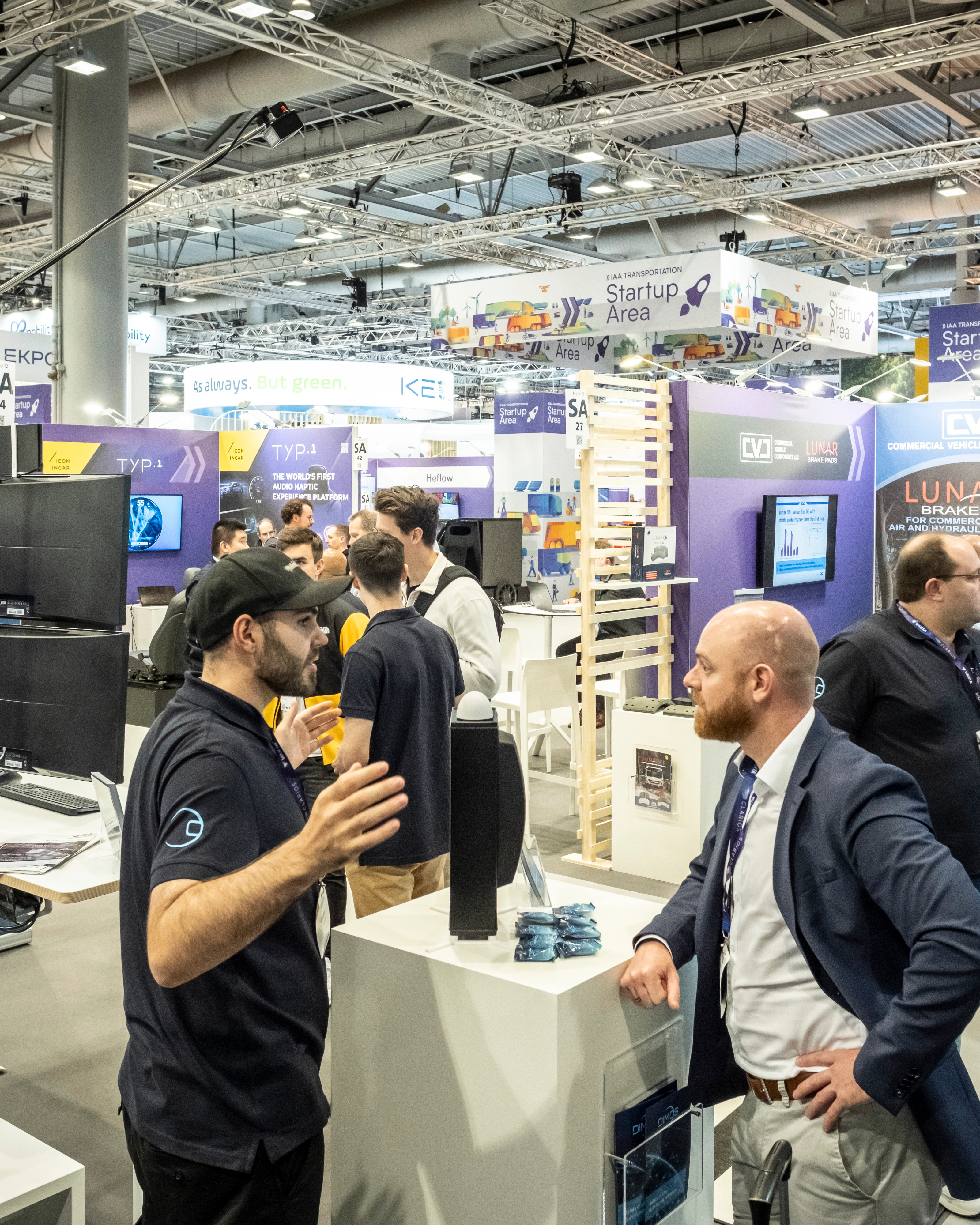 Menschen im Austausch an Startup-Ständen auf der IAA Transportation.
