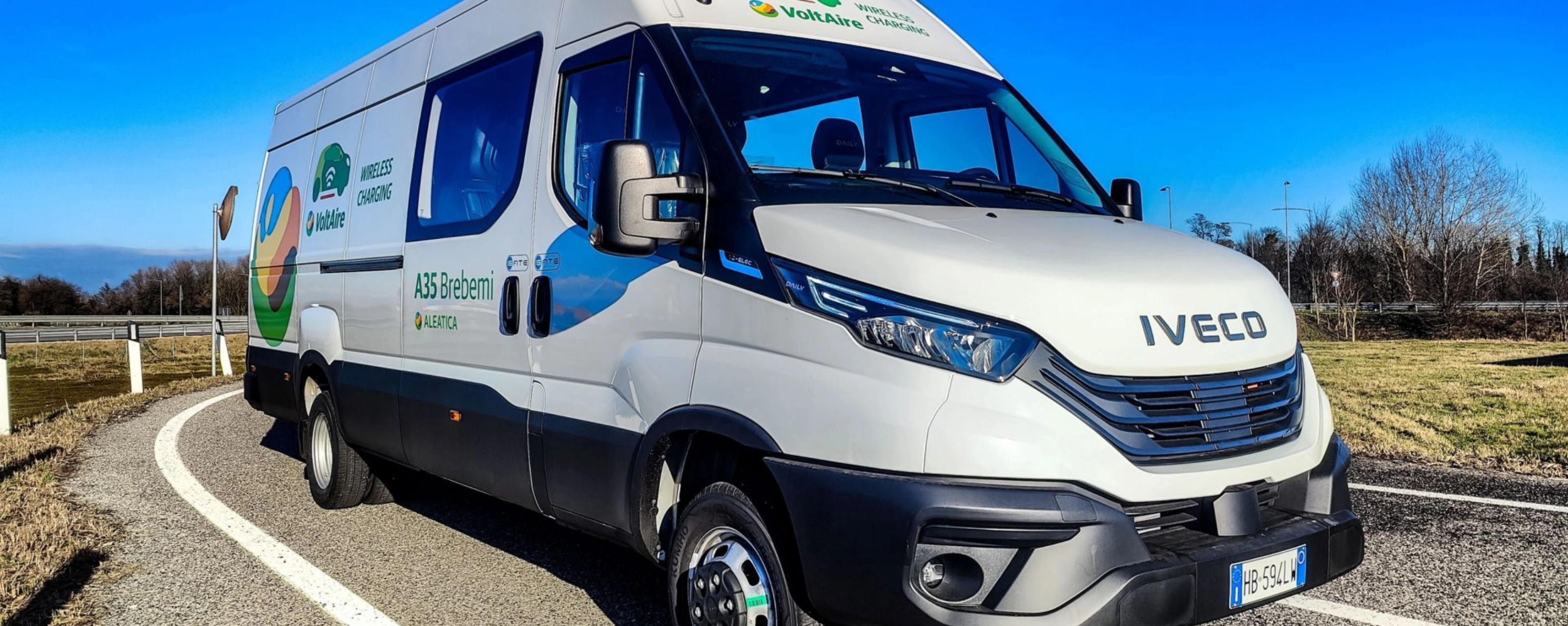 Iveco-Transporter mit Microvast-Branding auf Landstraße.
