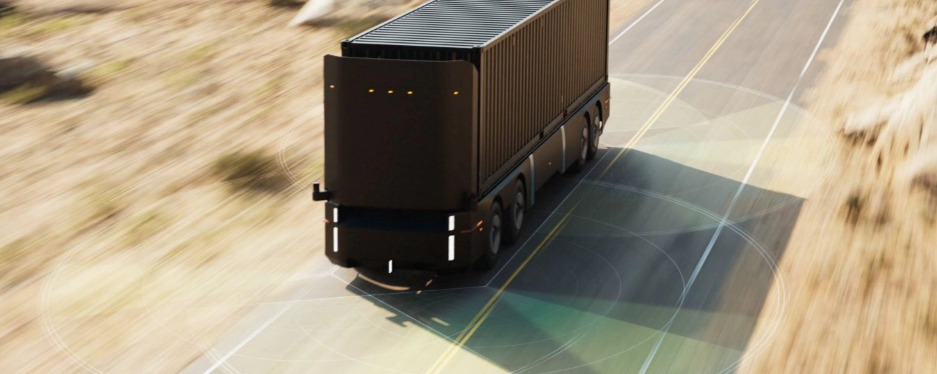 Autonomer Elektro-Lkw fährt auf einer Landstraße.