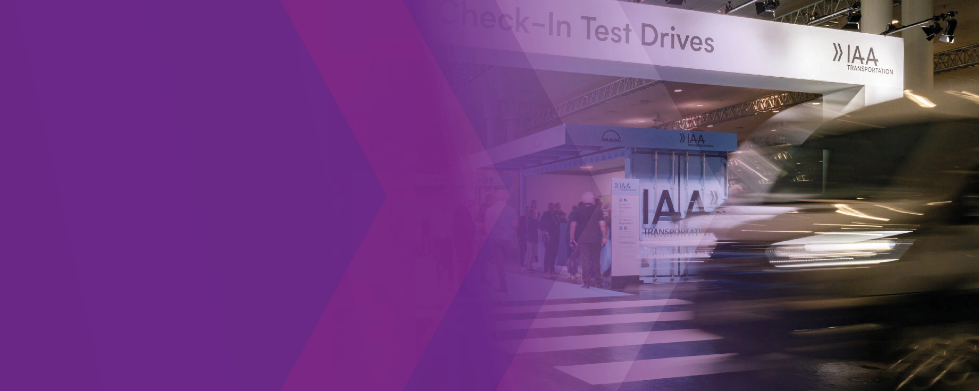 Ein unscharfes Fahrzeug fährt an der Testdrive-Check-in-Zone der IAA vorbei, teils überlagert von lila Grafikflächen.
