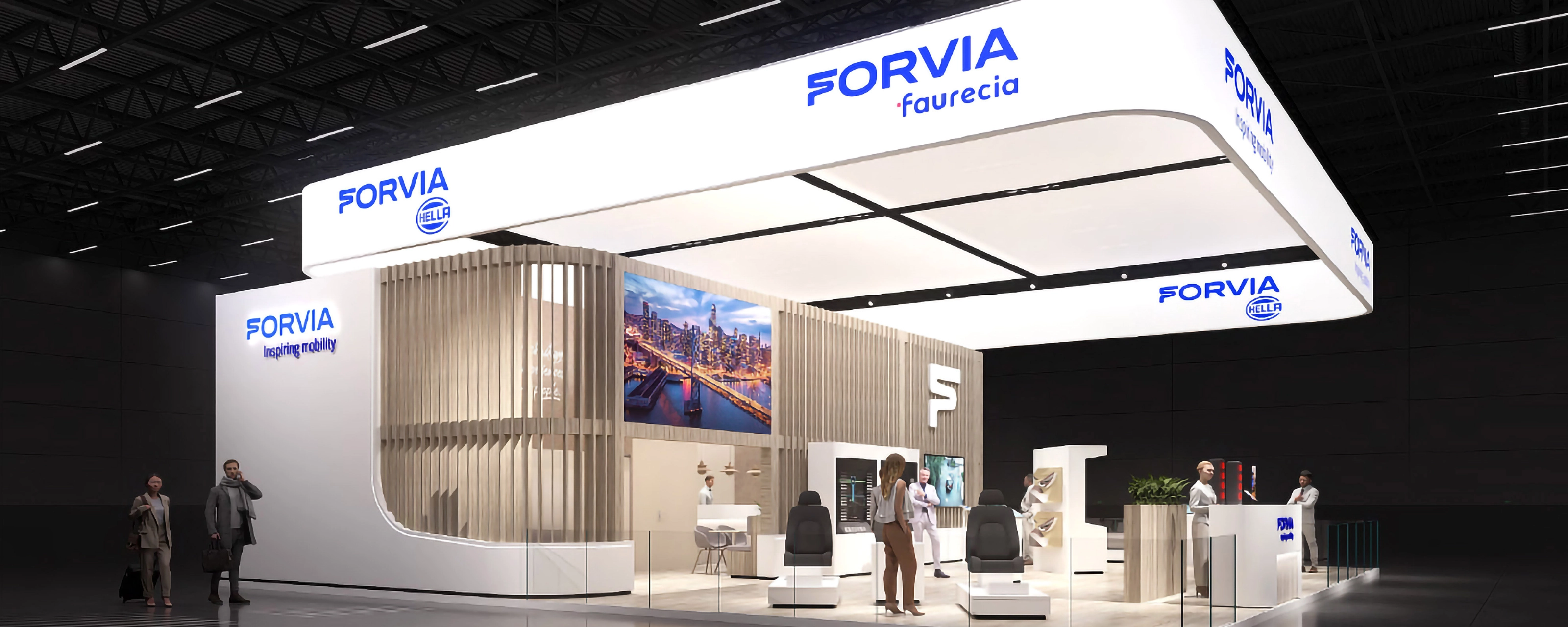 FORVIA-Messestand mit Ausstellungsflächen und Besprechungsbereichen.