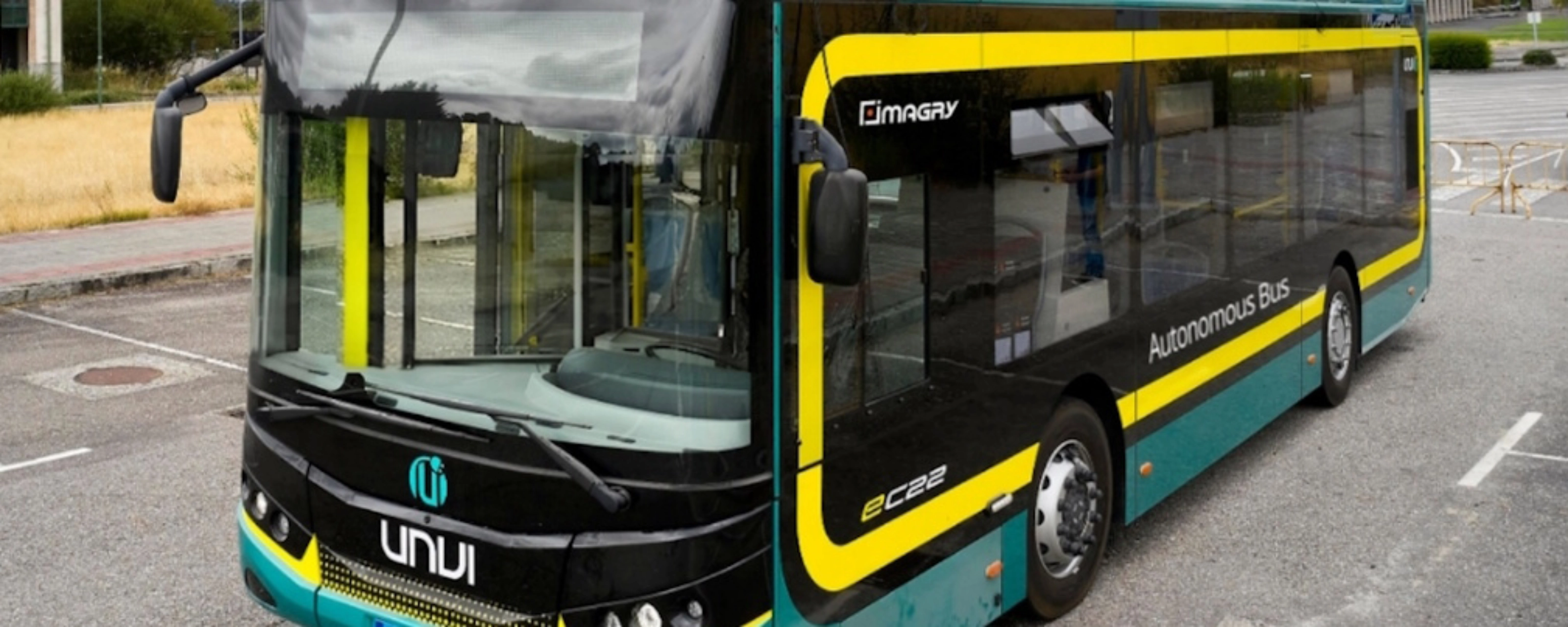 Autonomer Elektrobus von Imagry steht auf einem Parkplatz.