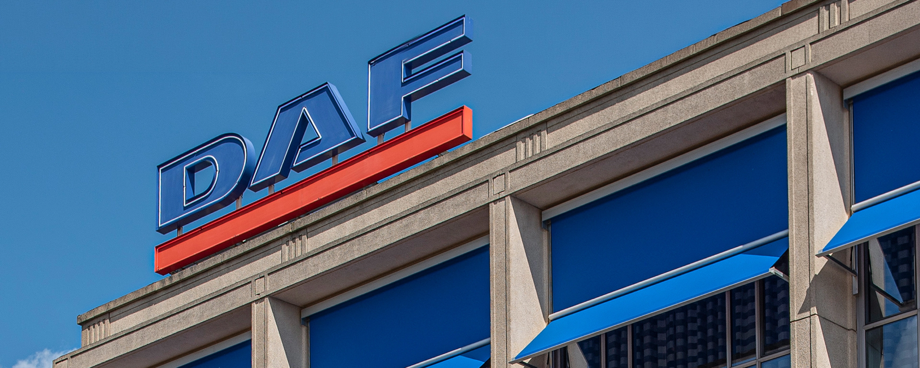 DAF-Logo auf dem Dach eines modernen Bürogebäudes.