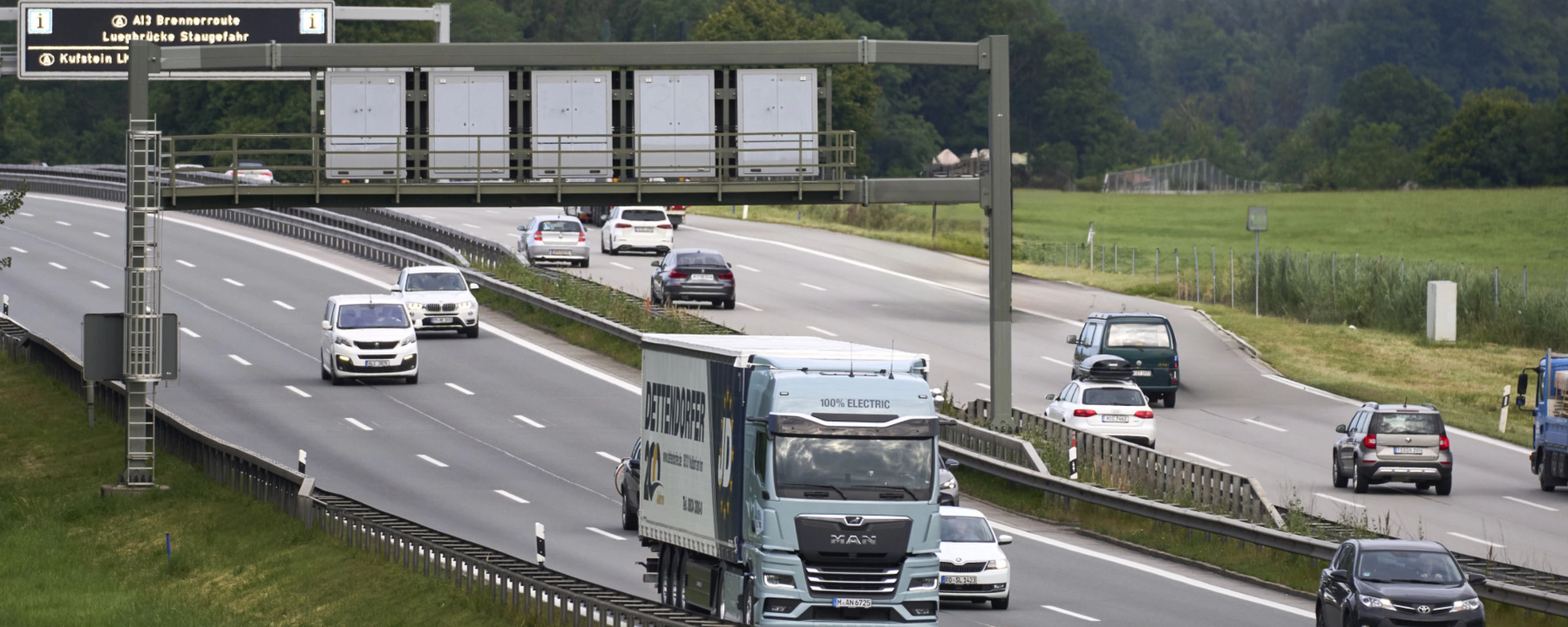 MAN Elektro-Lkw fährt auf Autobahn unter Oberleitungsanlage.