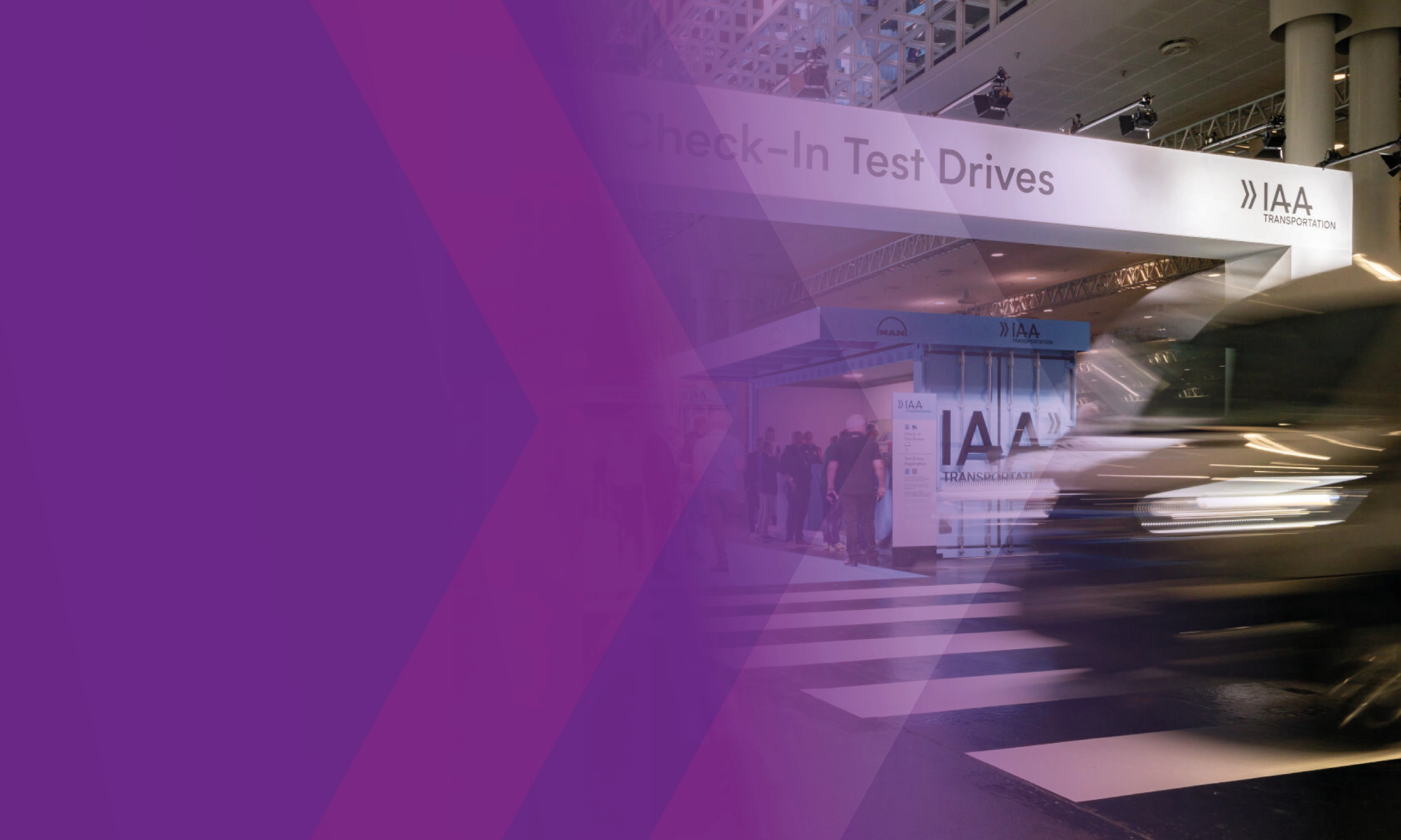 Ein unscharfes Fahrzeug fährt an der Testdrive-Check-in-Zone der IAA vorbei, teils überlagert von lila Grafikflächen.