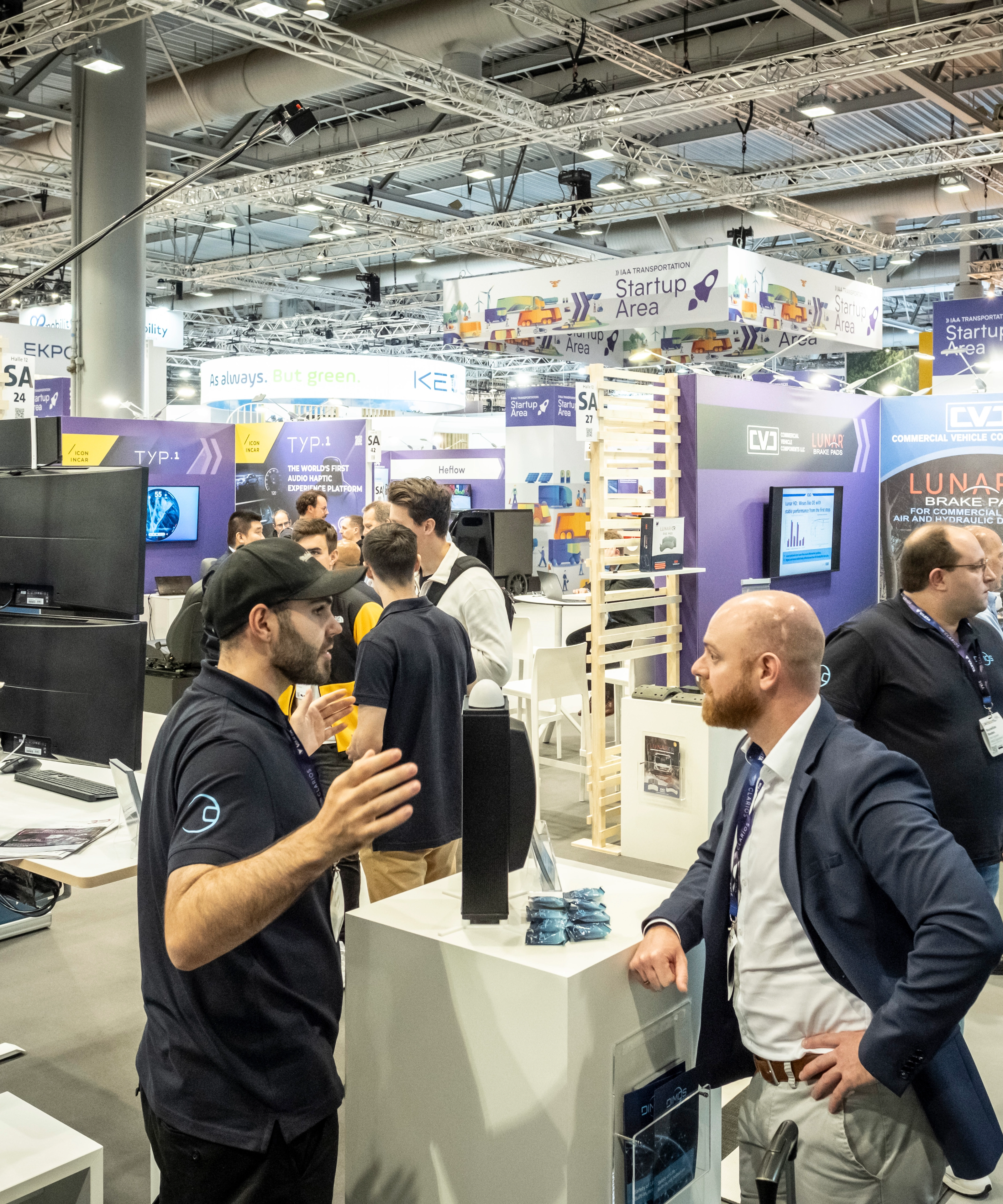 Menschen im Austausch an Startup-Ständen auf der IAA Transportation.
