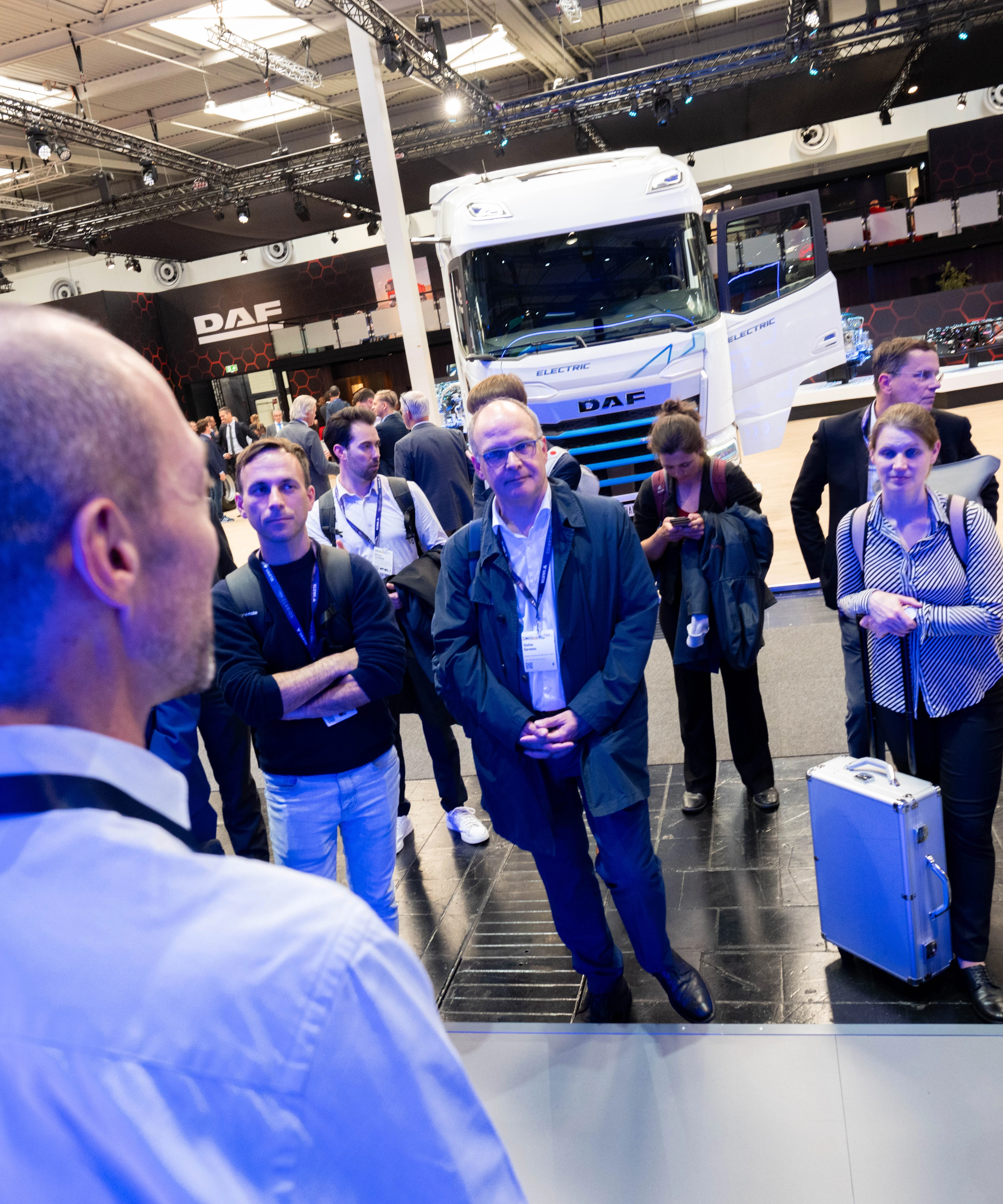 Besucher verfolgen eine Präsentation am DAF-Lkw-Messestand.