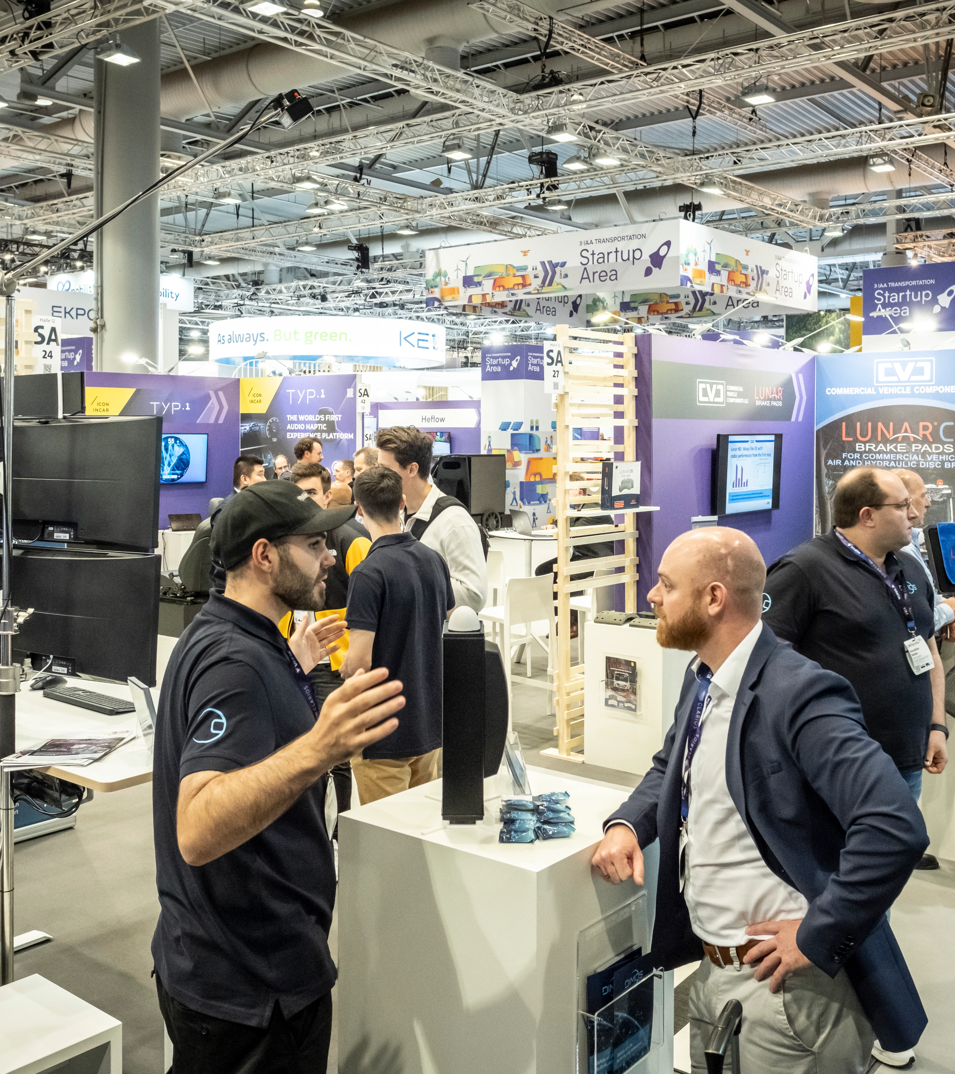 Menschen im Austausch an Startup-Ständen auf der IAA Transportation.