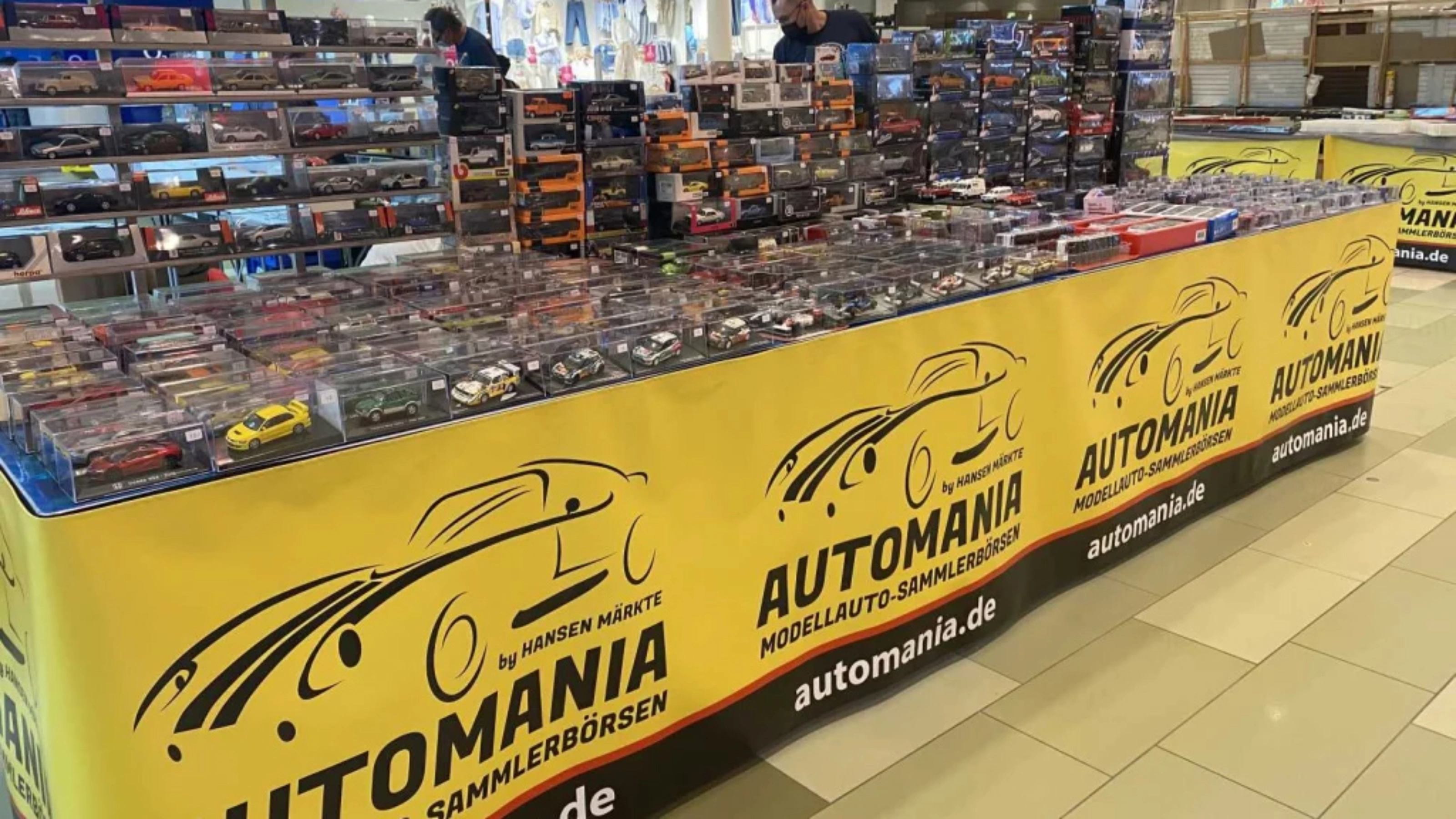 Messestand mit Modellautos und Sammlerfahrzeugen in einer Ausstellung.
