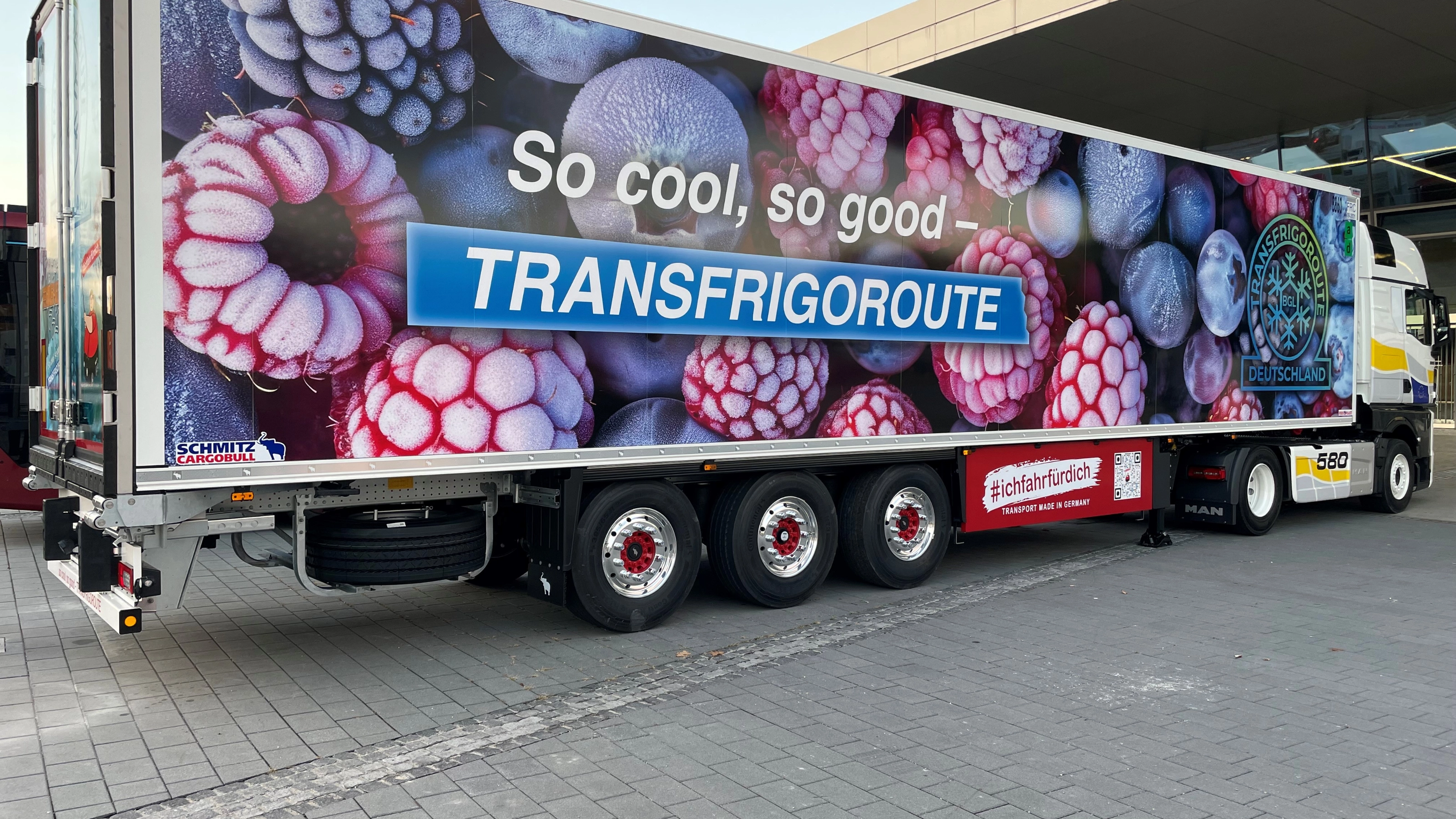 Transfrigoroute-Kühl-Lkw mit großflächigen Motiven gefrorener Beeren.