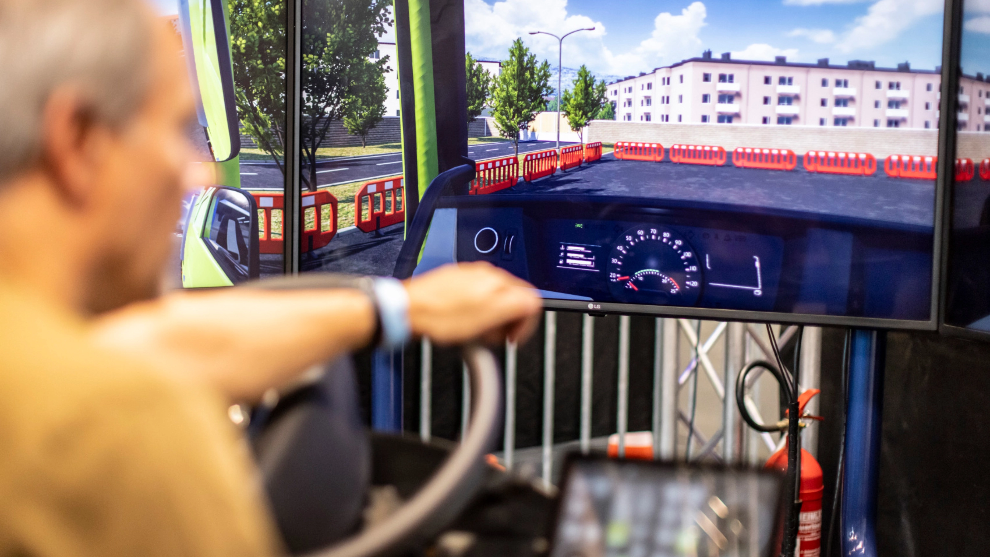 Person nutzt einen Fahrsimulator mit virtuellem Lkw-Trainingsparcours.