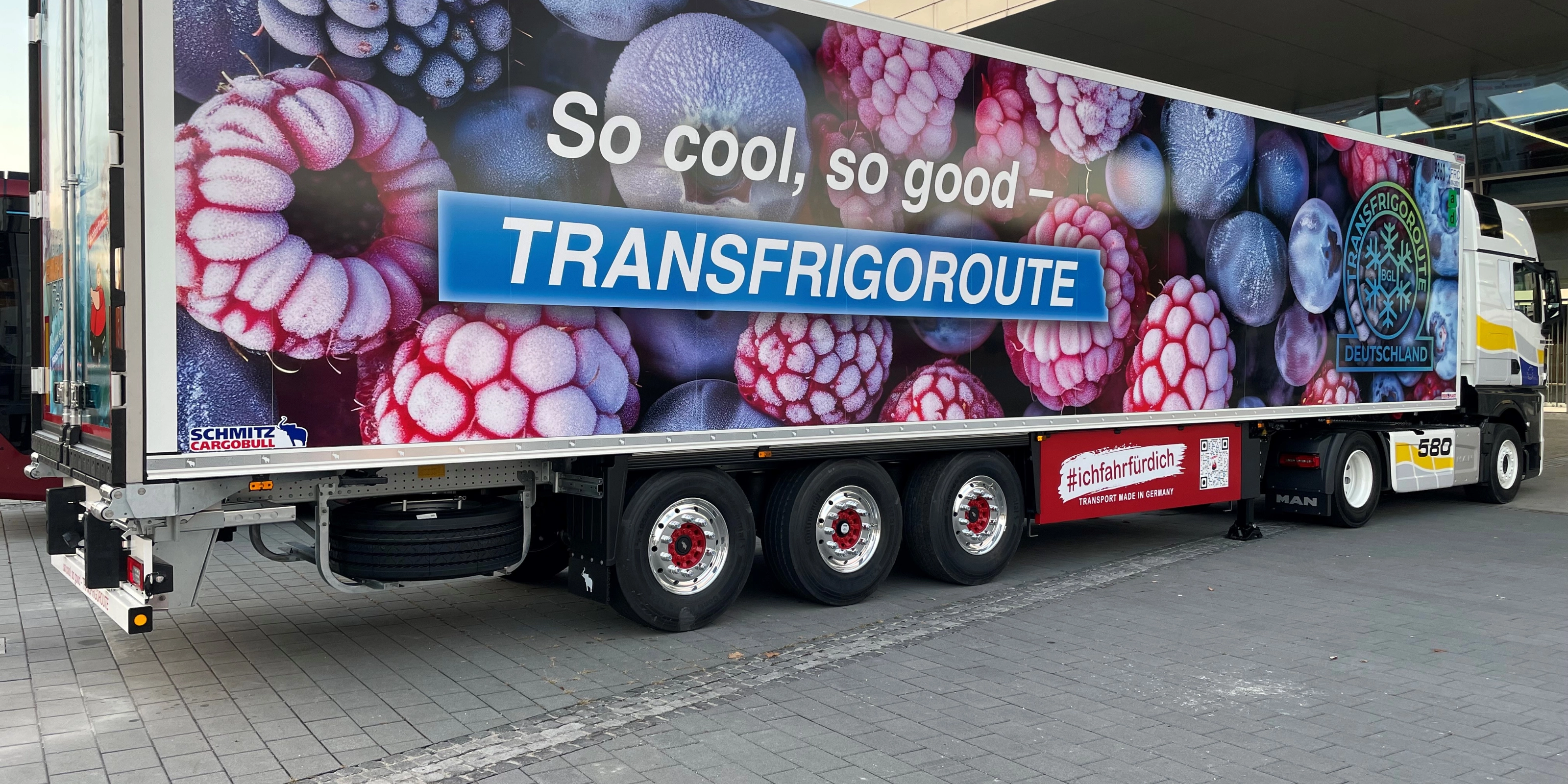 Transfrigoroute-Kühl-Lkw mit großflächigen Motiven gefrorener Beeren.