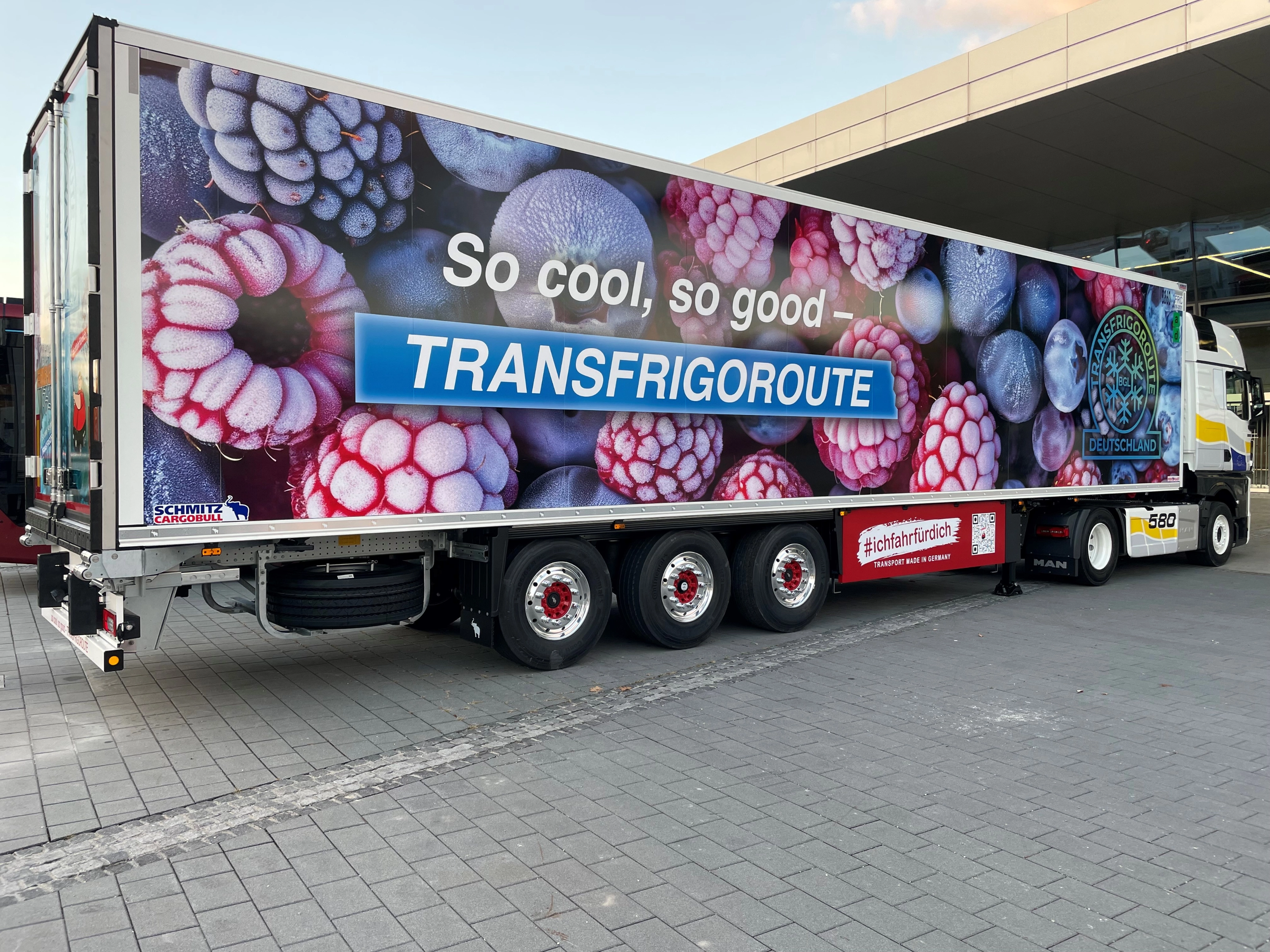 Transfrigoroute-Kühl-Lkw mit großflächigen Motiven gefrorener Beeren.