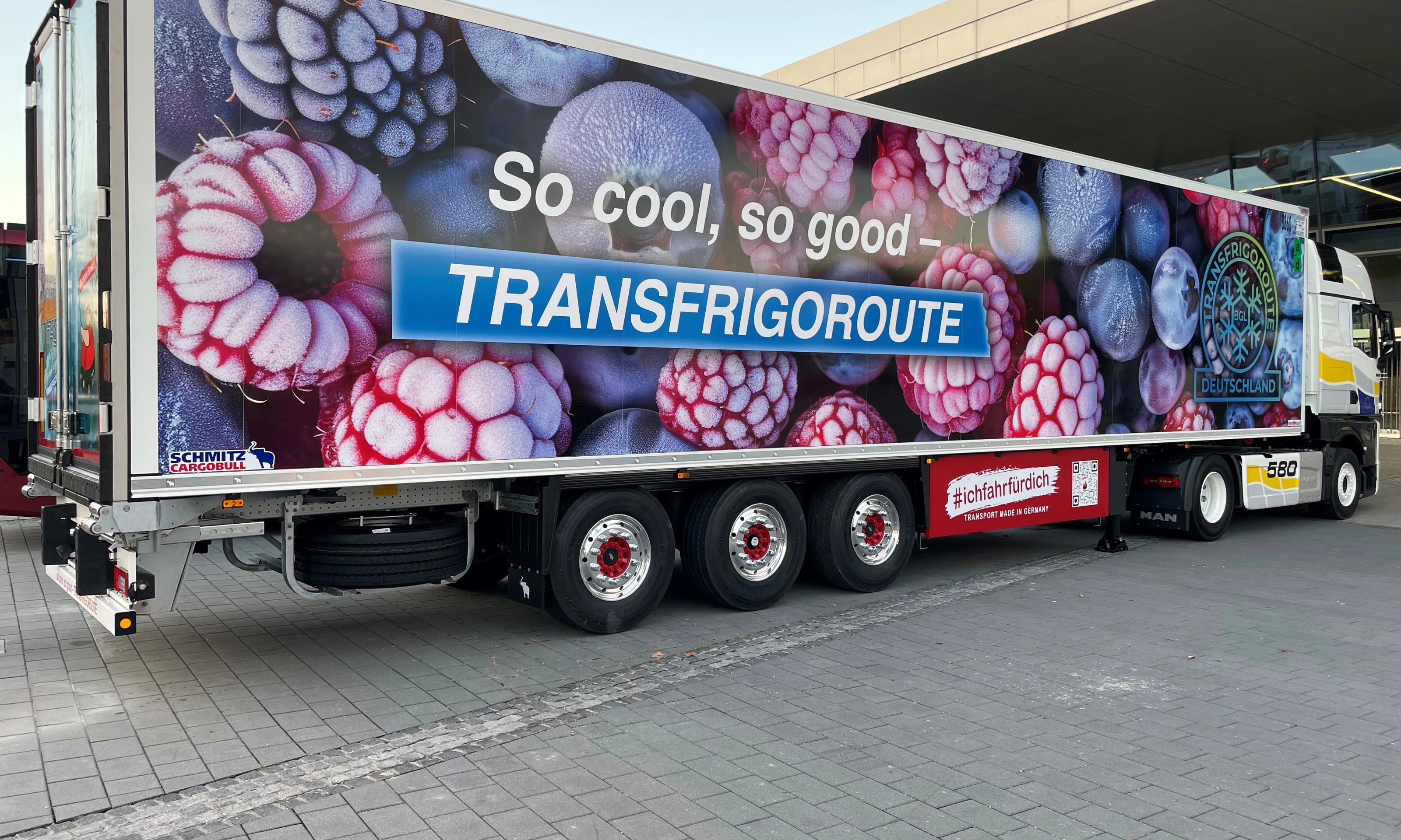 Transfrigoroute-Kühl-Lkw mit großflächigen Motiven gefrorener Beeren.
