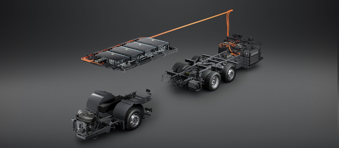 Drei technische Darstellungen eines Lkw-Fahrgestells mit Batteriepacks, Verkabelung und Rahmenteilen auf dunklem Hintergrund.