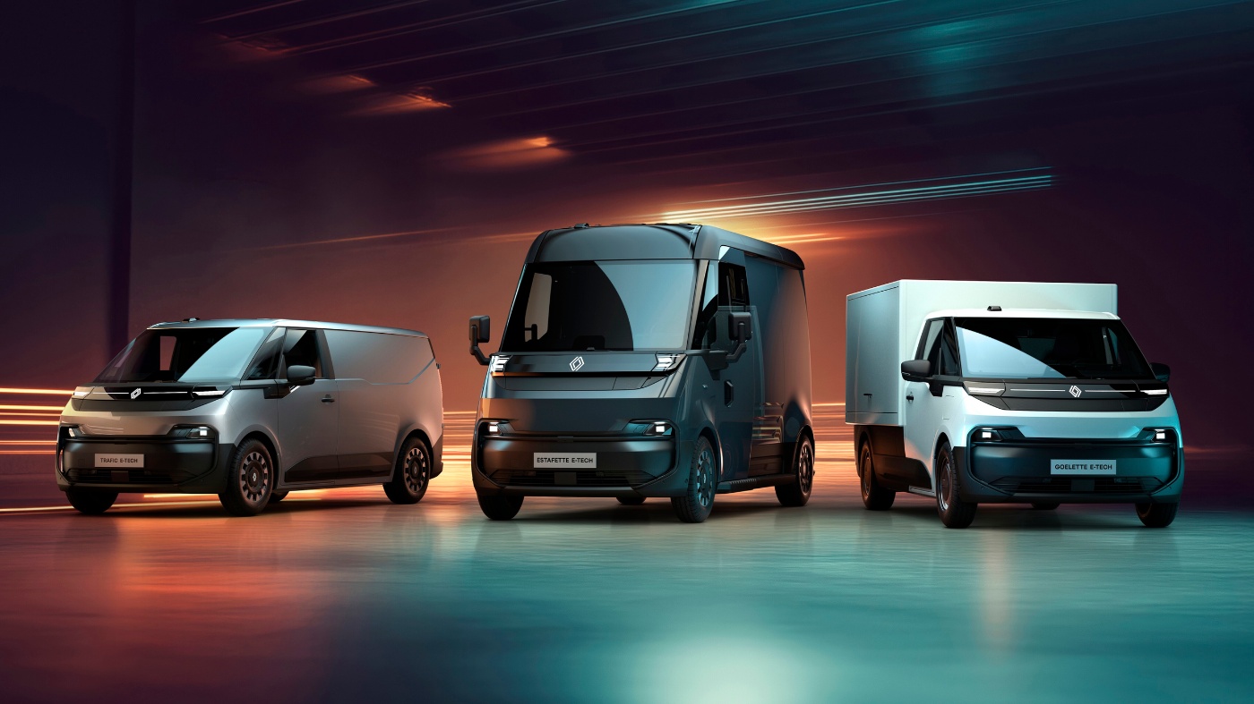 Drei moderne elektrische Lieferwagen von Renault stehen nebeneinander in einer futuristisch beleuchteten Umgebung, jeder in unterschiedlicher Größe und Ausführung.