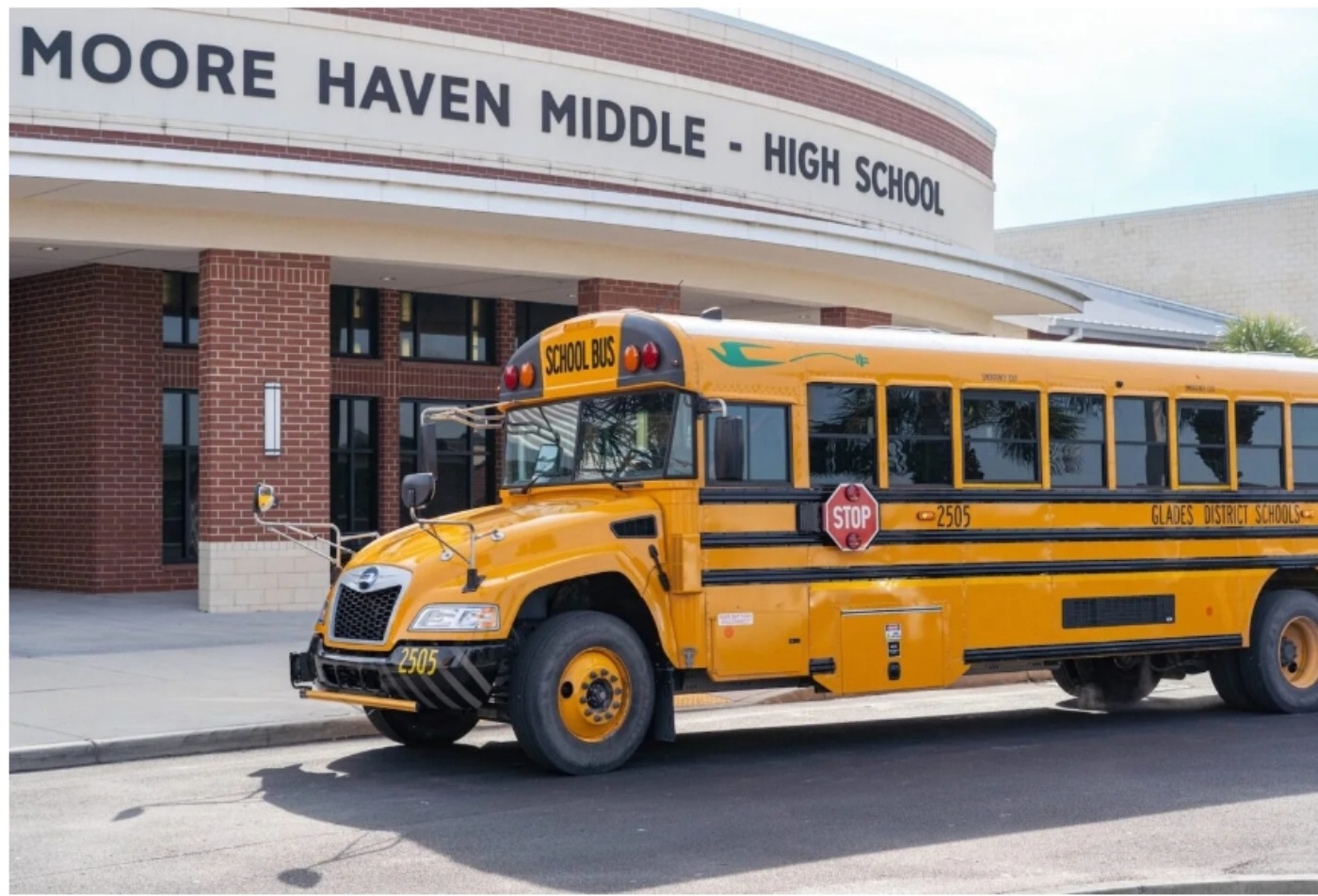 Gelber Schulbus steht vor dem Eingang der Moore Haven Middle-High School.