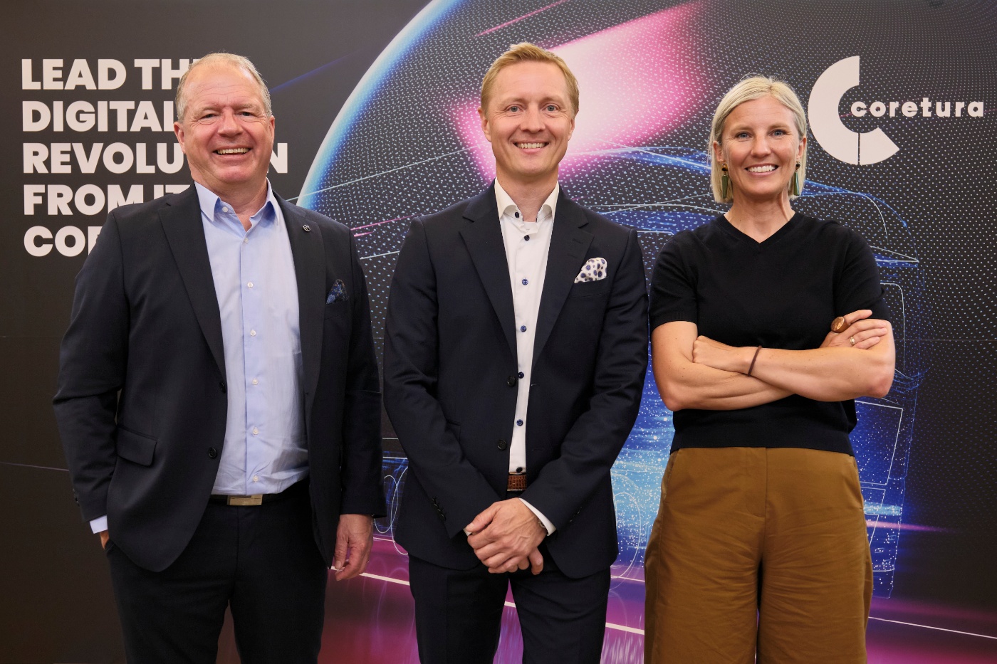 Drei lächelnde Personen in Businesskleidung stehen vor einem digitalen Technik-Hintergrund.