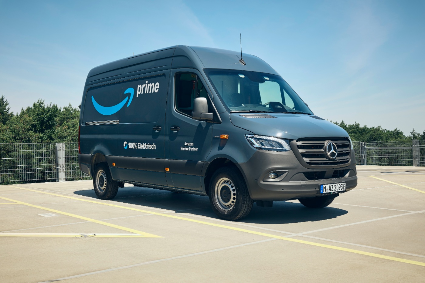 Elektrischer Amazon-Prime-Lieferwagen steht auf einem Parkdeck.
