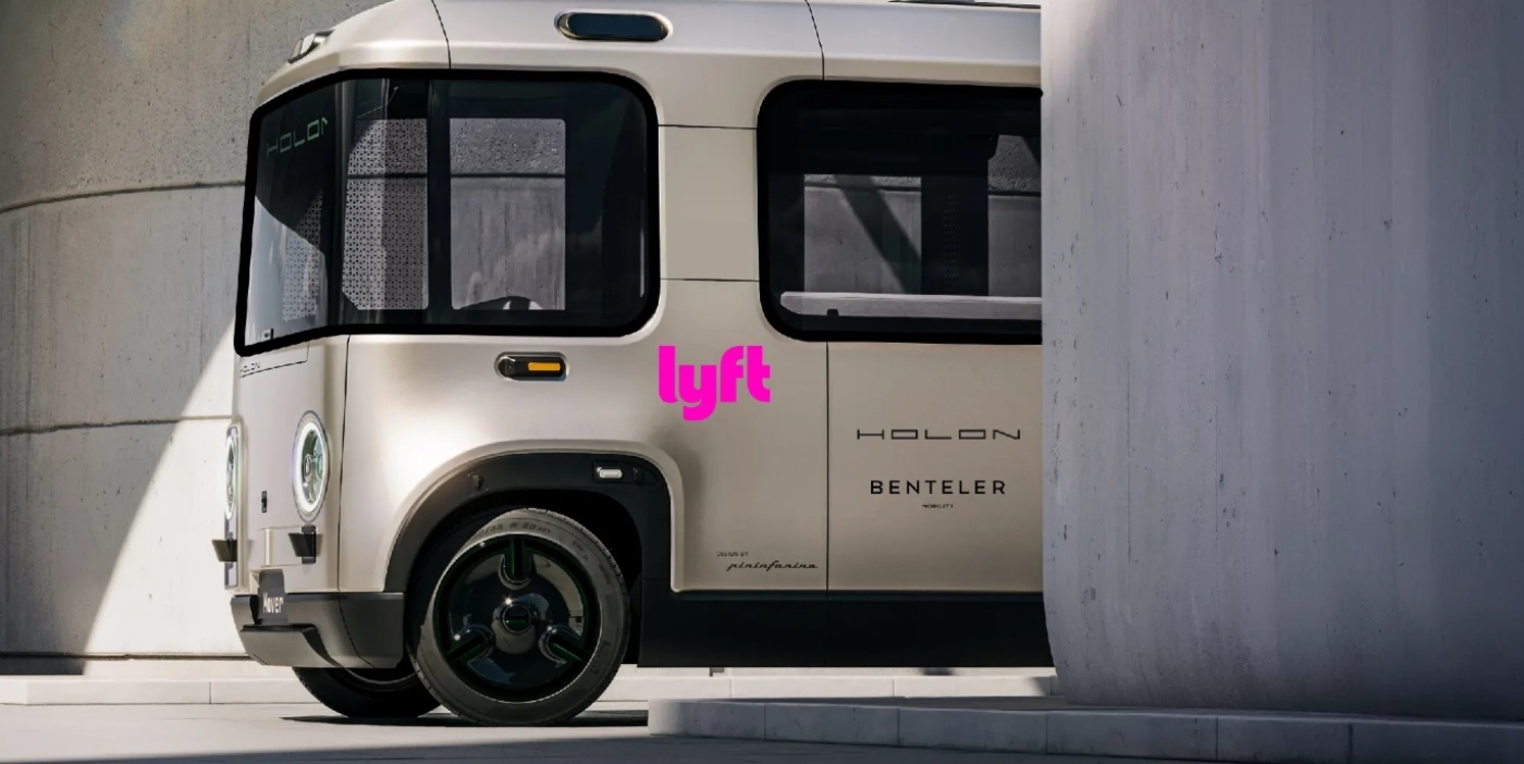 Futuristischer autonomer Shuttle mit Lyft-Logo steht neben einem modernen Betongebäude.