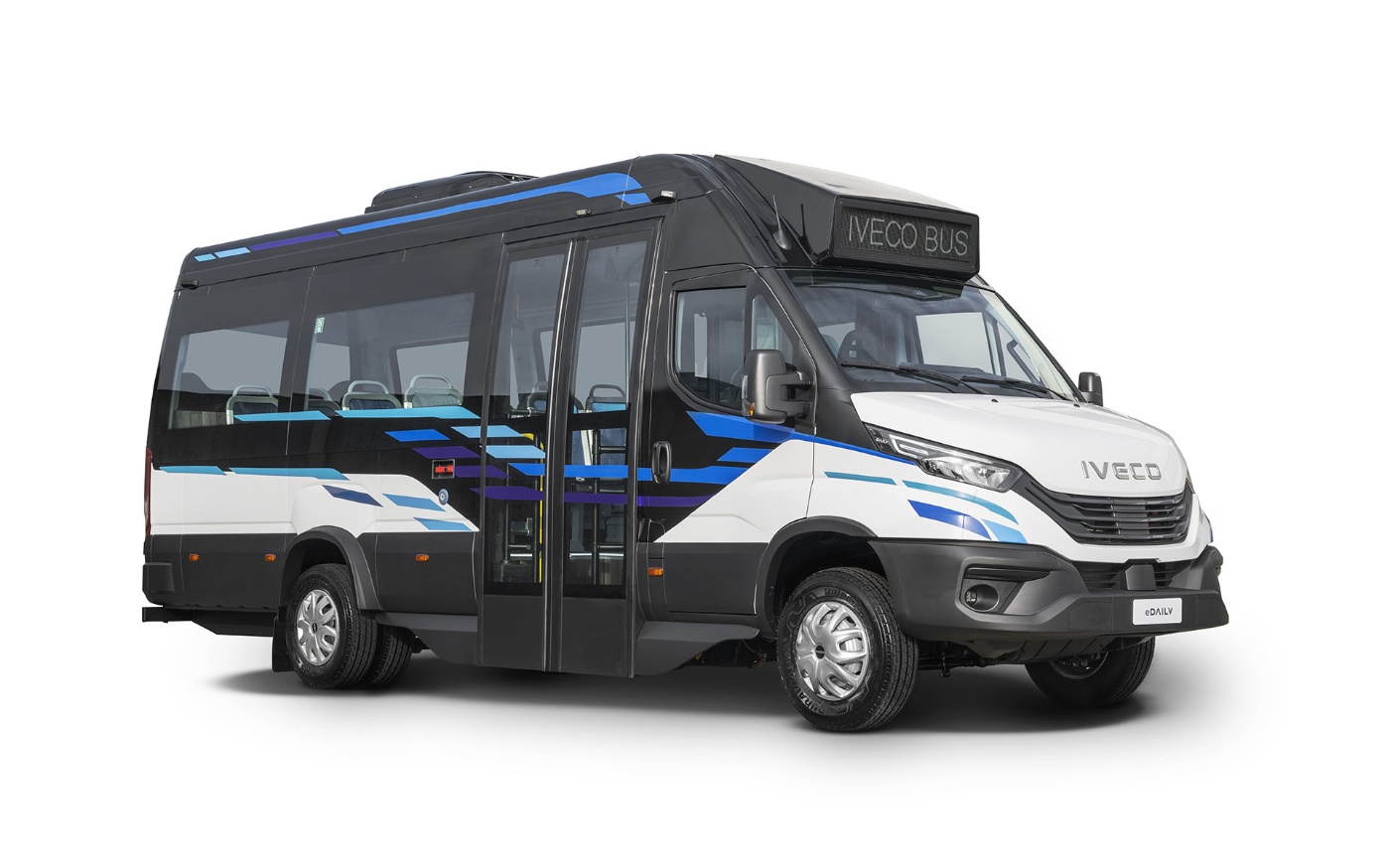 Moderner Midibus mit LED-Anzeige „IVECO BUS“, von vorne seitlich betrachtet.