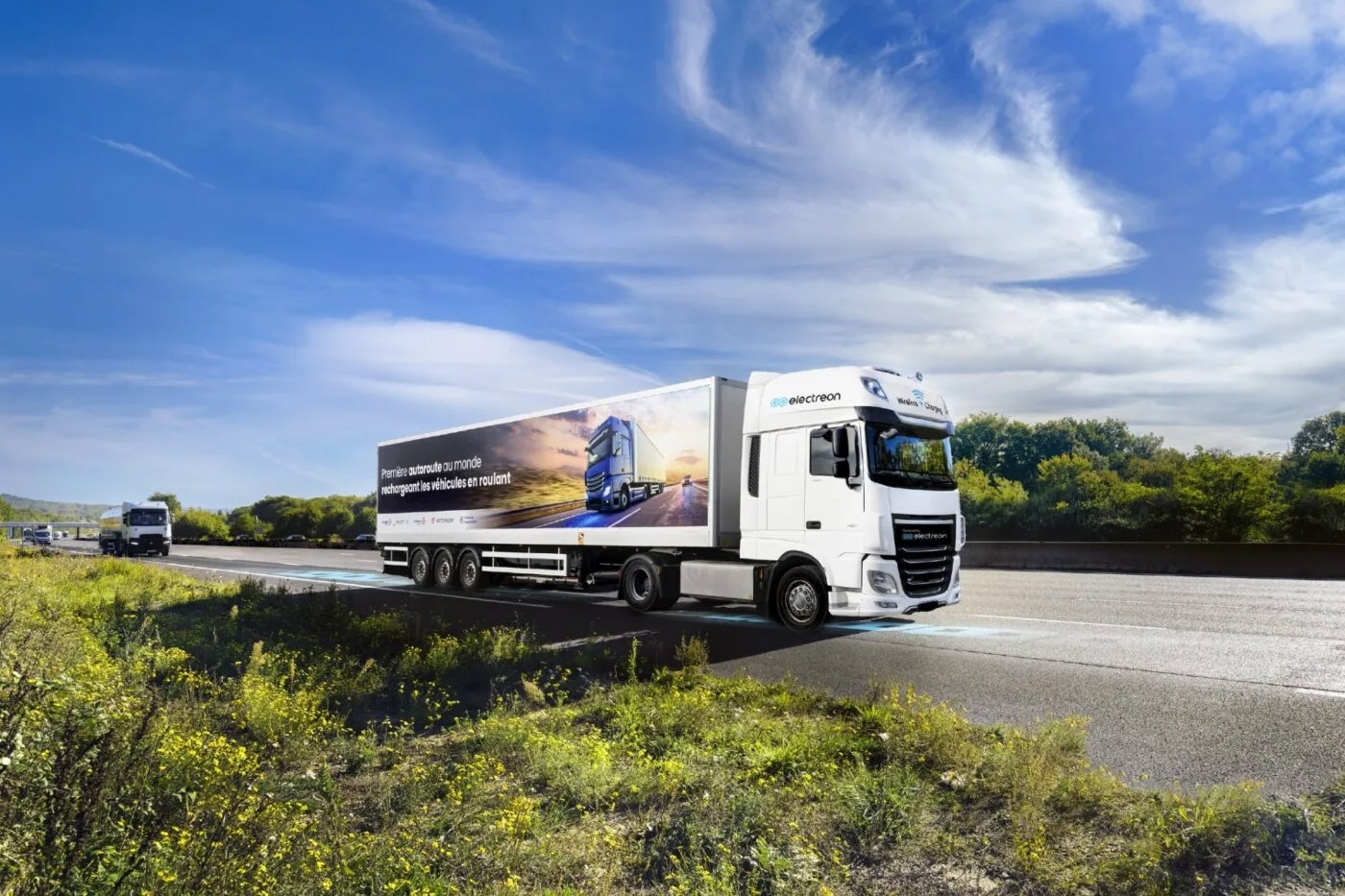 Ein weißer Lkw von Electreon fährt auf einer Straße mit kabelloser Ladetechnologie.