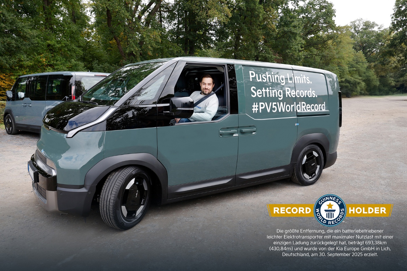 Ein Mann sitzt in einem grünen Elektrotransporter mit Rekordangabe und dem Hashtag #PV5WorldRecord.