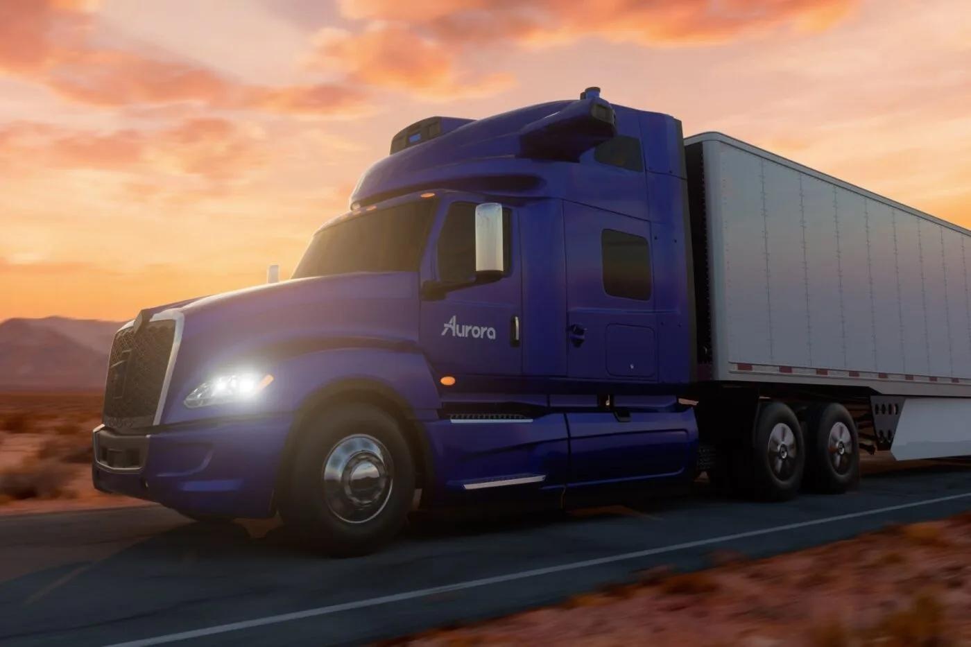 Autonomer Aurora-Lkw fährt bei Sonnenuntergang über eine Wüstenstraße.