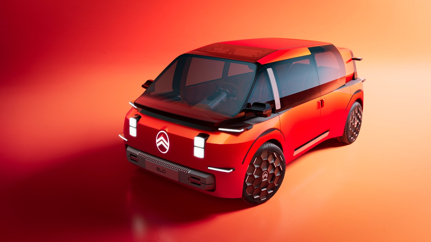 Ein rotes Citroën-Konzeptauto mit futuristischem Design steht vor rotem-orangefarbenem Hintergrund.
