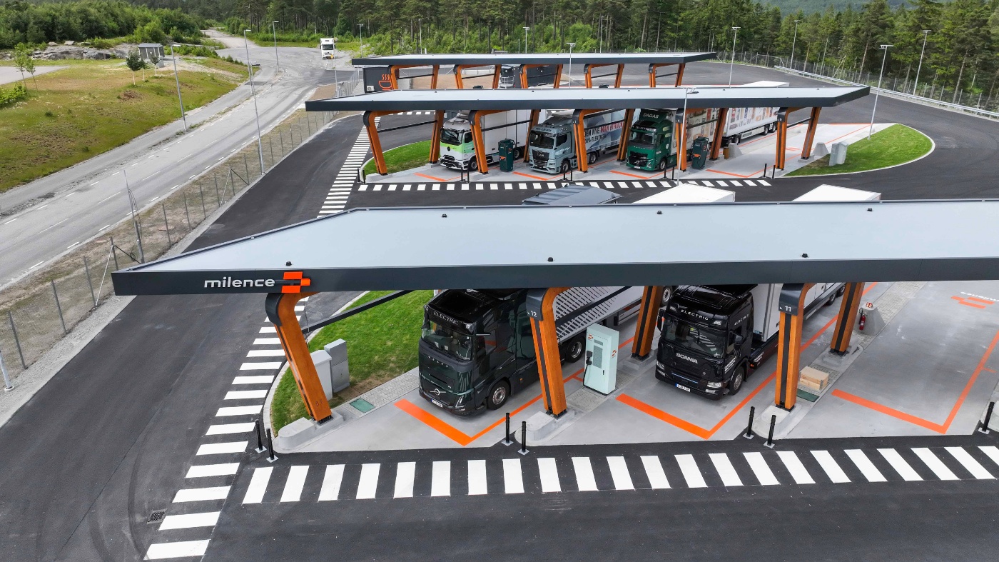 Mehrere Elektro-Lkw an einer Milence-Ladestation.