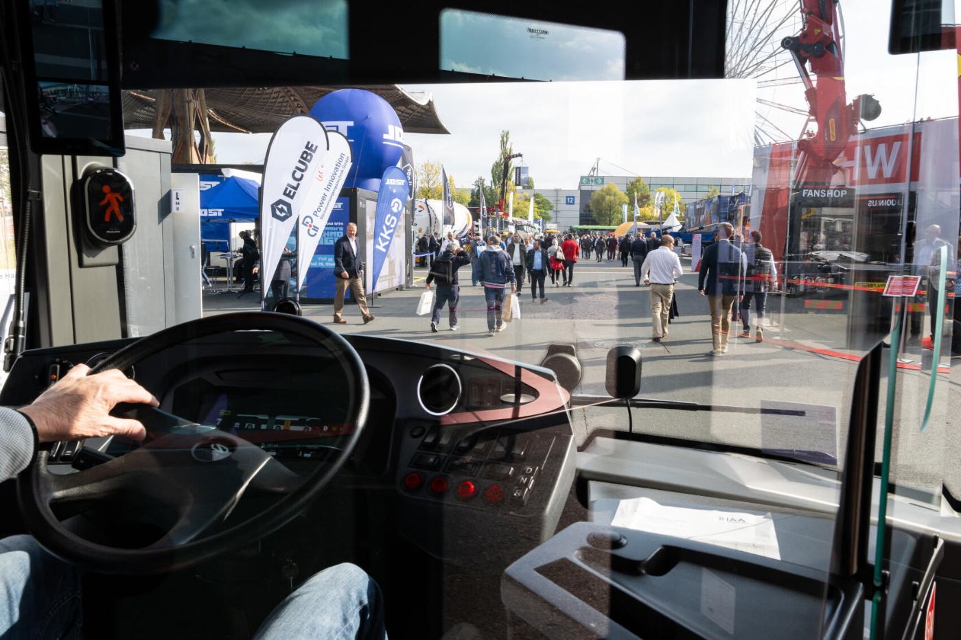 Blick aus dem Shuttlebus-Cockpit auf Besucher der IAA Transportation.