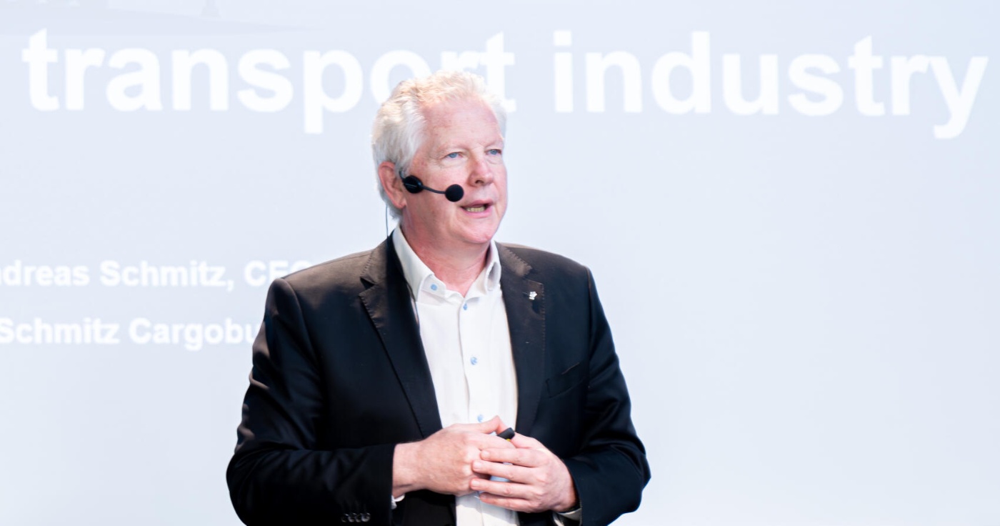 Andreas Schmitz speaks on stage about the transport industry.
