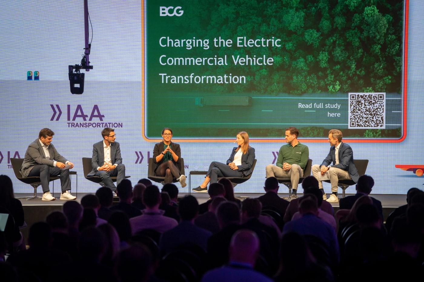 Podiumsdiskussion zu elektrischen Nutzfahrzeugen auf einer Bühne.
