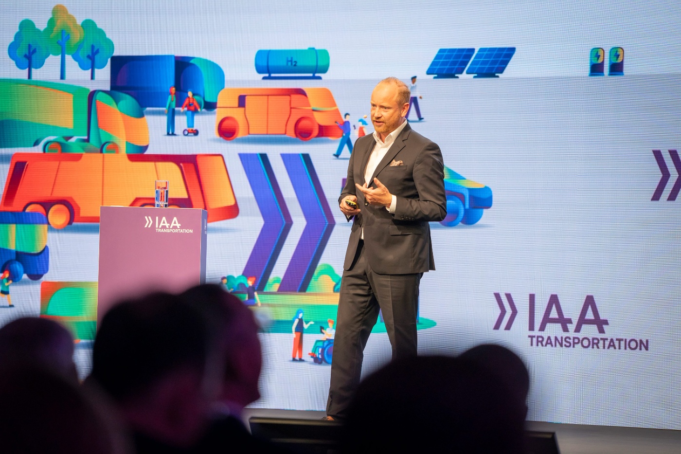 Redner auf der Bühne der IAA Transportation Konferenz.