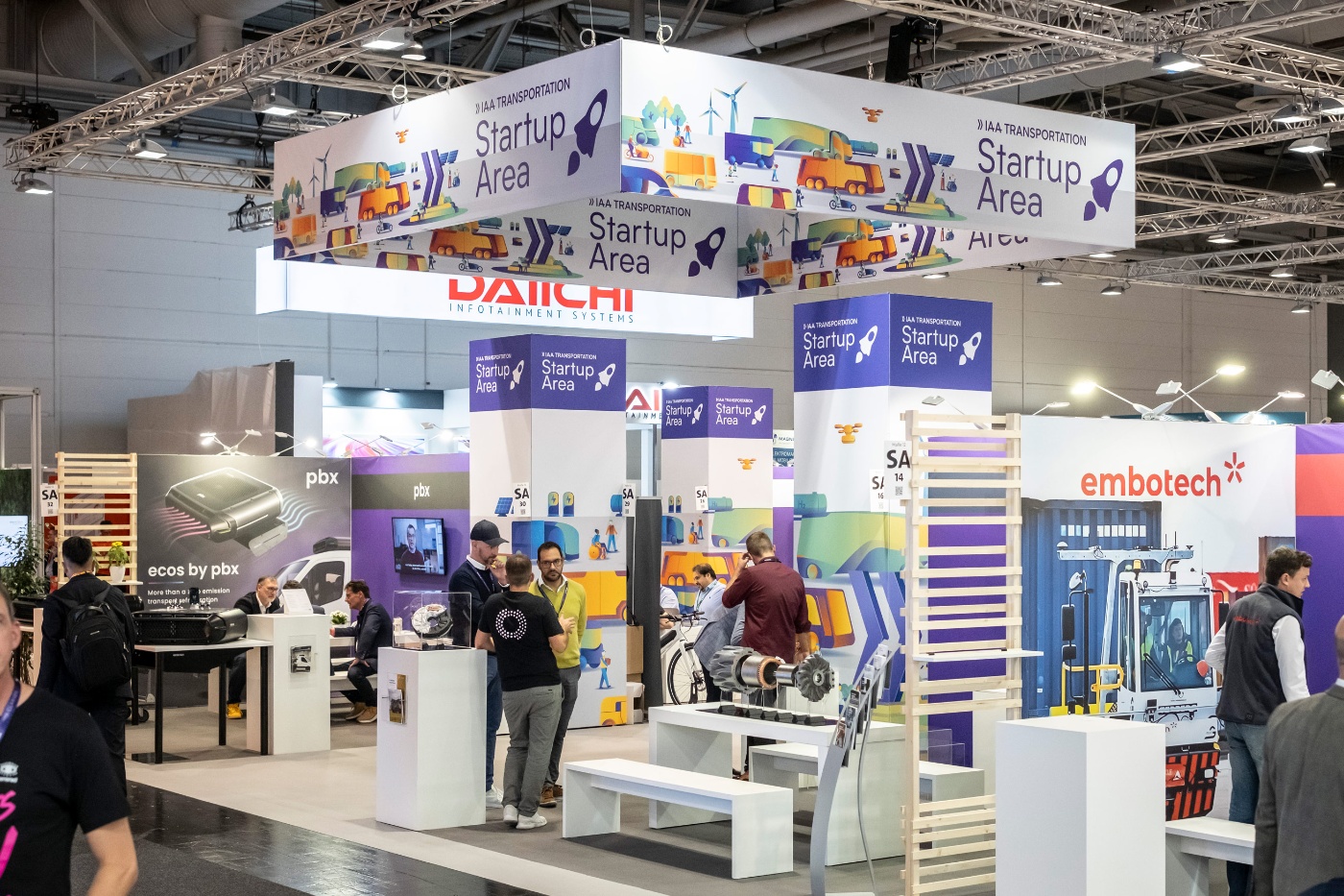Messestand mit Besuchern und Produktpräsentationen.