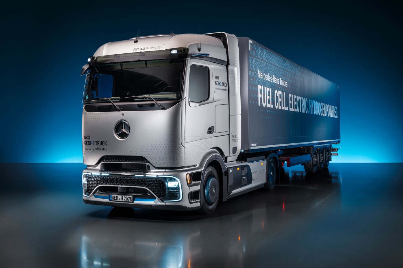 Futuristischer Mercedes-Benz-Lkw mit Brennstoffzelle und wasserstoffbetriebenem Auflieger.