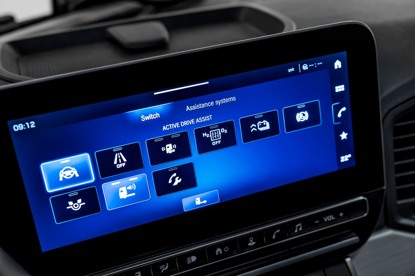 Nahaufnahme eines Lkw-Touchscreens mit aktivierten Fahrerassistenzsystemen.